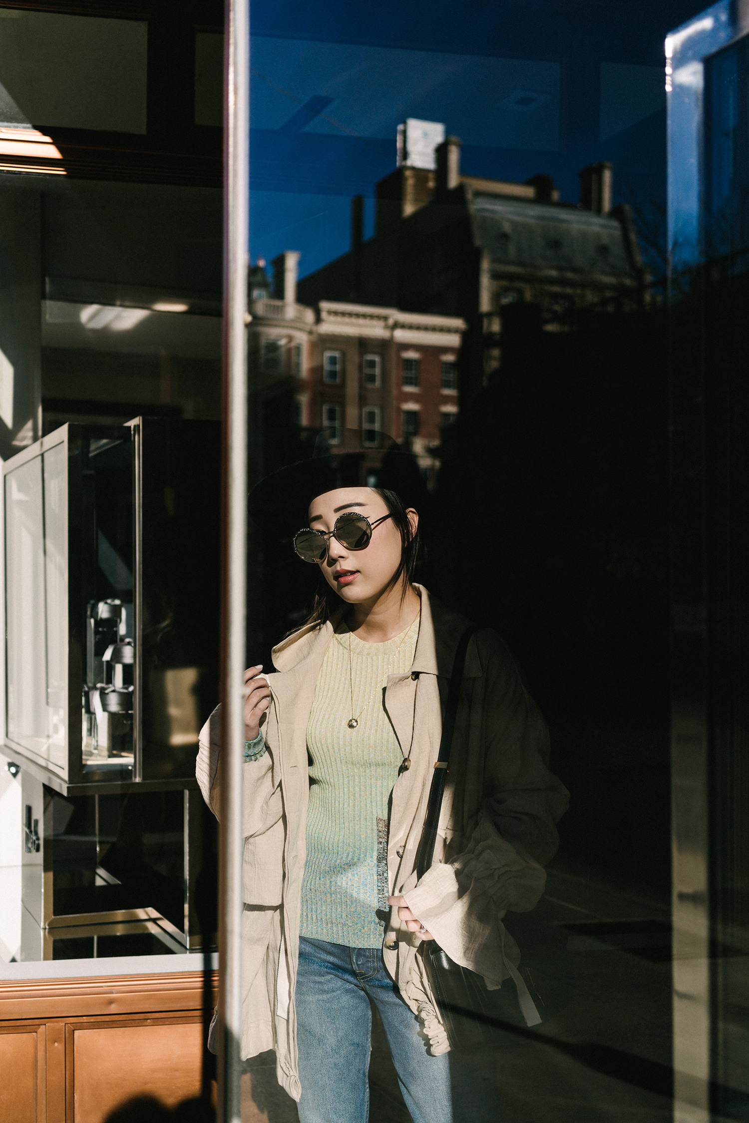 罗威夹克,Acne Studios毛衣,Grlfrnd牛仔布,The Row鞋,Céline包,Janessa Leone帽子