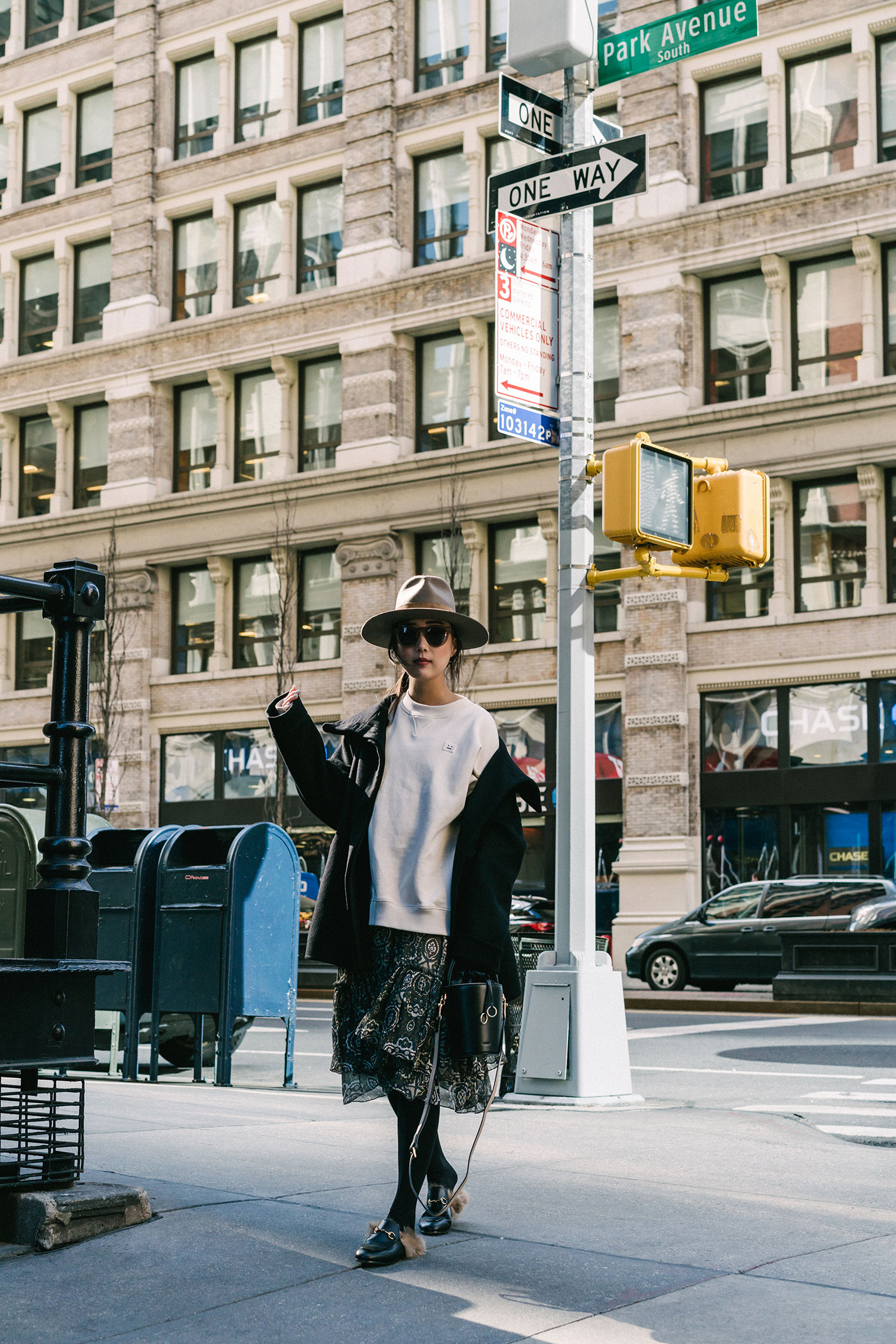 米歇尔沃 Coat.,Acne Studios运动衫,Chloé裙子,Gucci鞋,Cafune Bag,Janessa Leone Hat