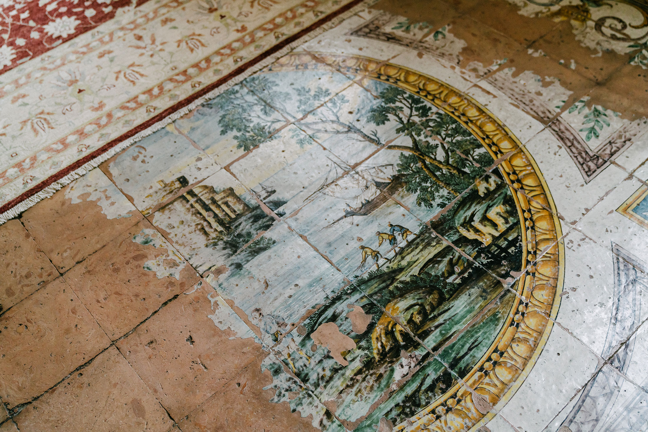 原始的“Capodimonte maioliche - 型”陶瓷地板由伊格拉泽·奇拉亚斯
