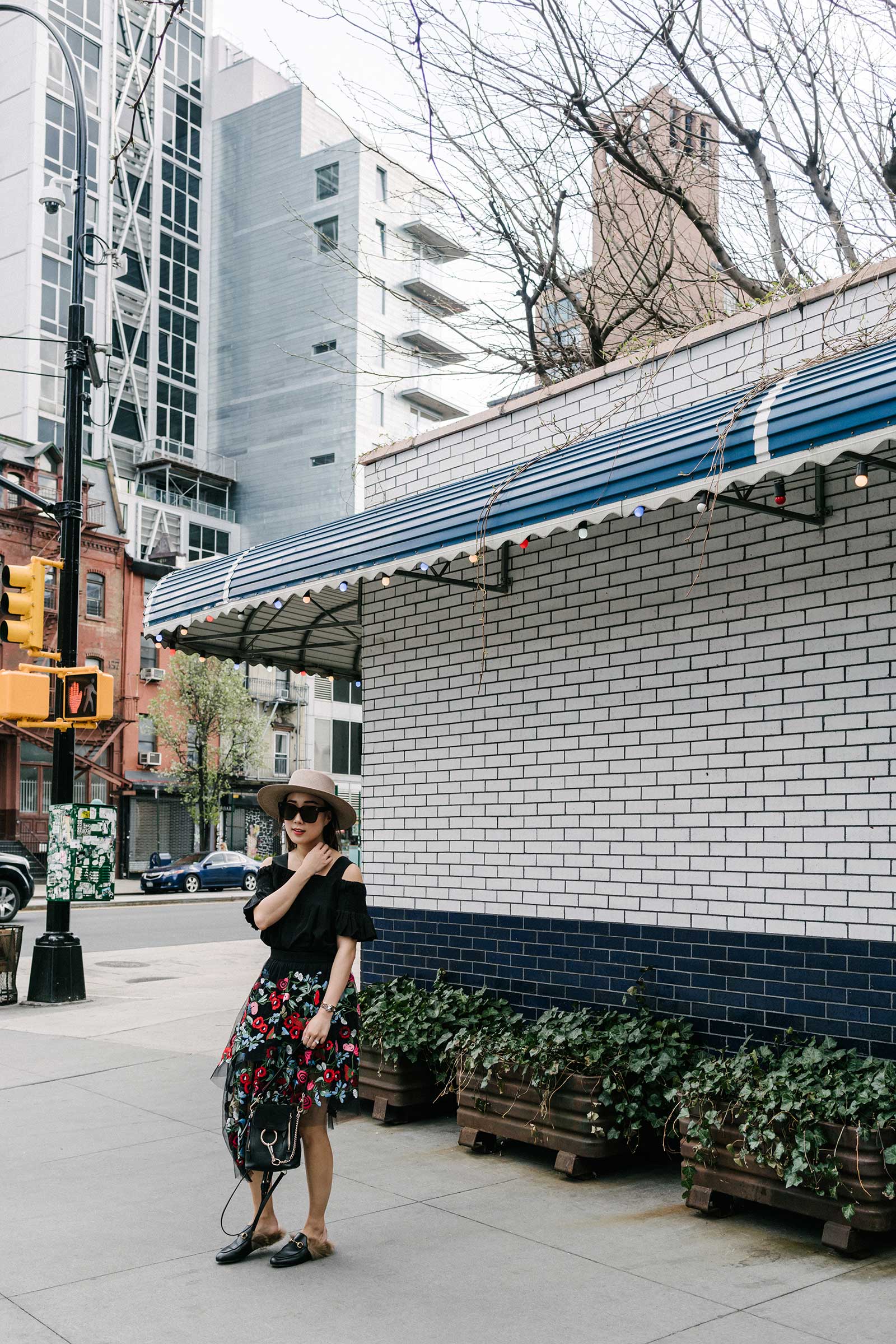 Dries Van Noten. Top,Osman Swirt,Gucci鞋,Chloé包(勃艮第),Céline太阳镜,Janessa Leone Hat