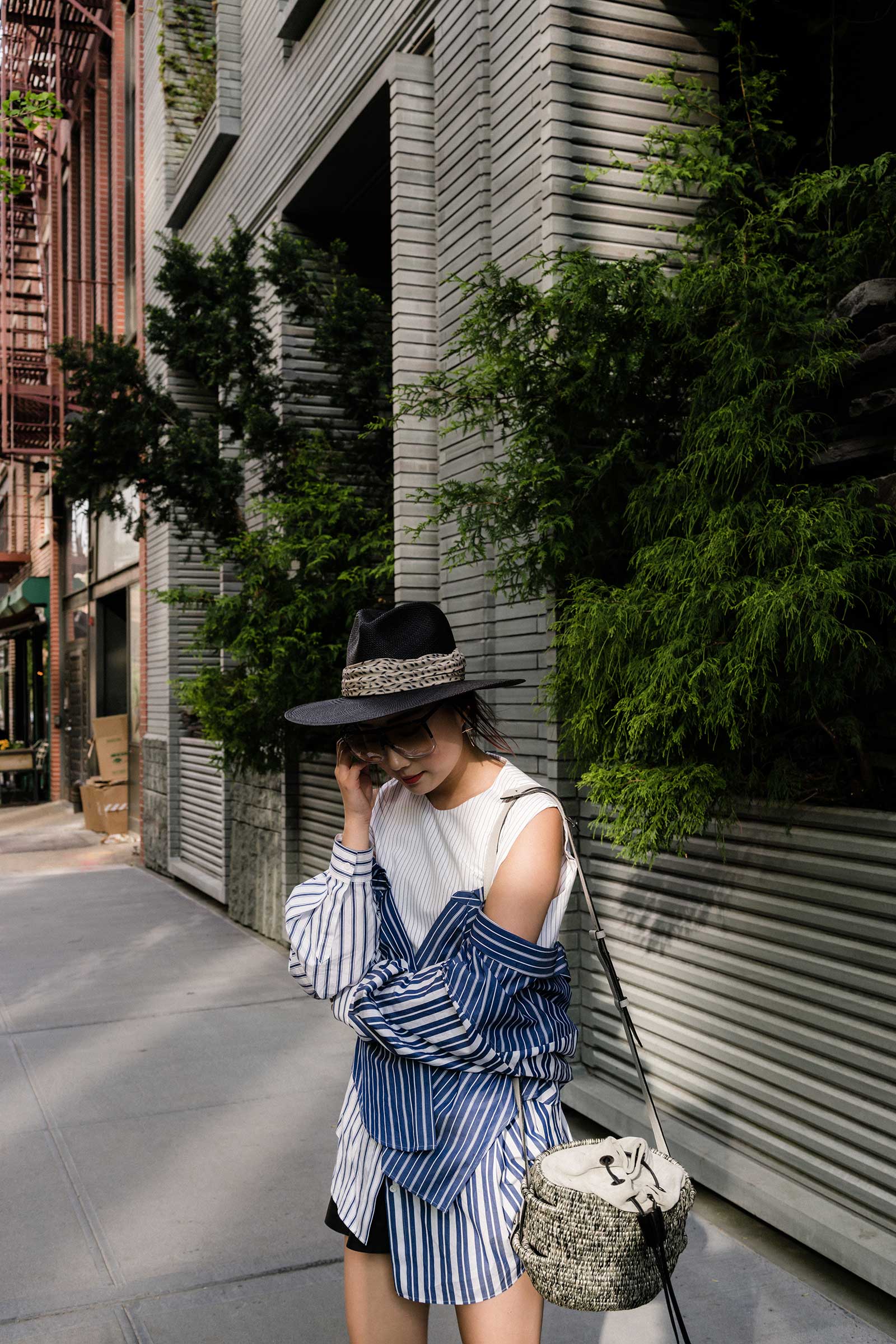 拥抱顶部,Khokho包,Loewe Sunglasses,Janessa Leone Hat