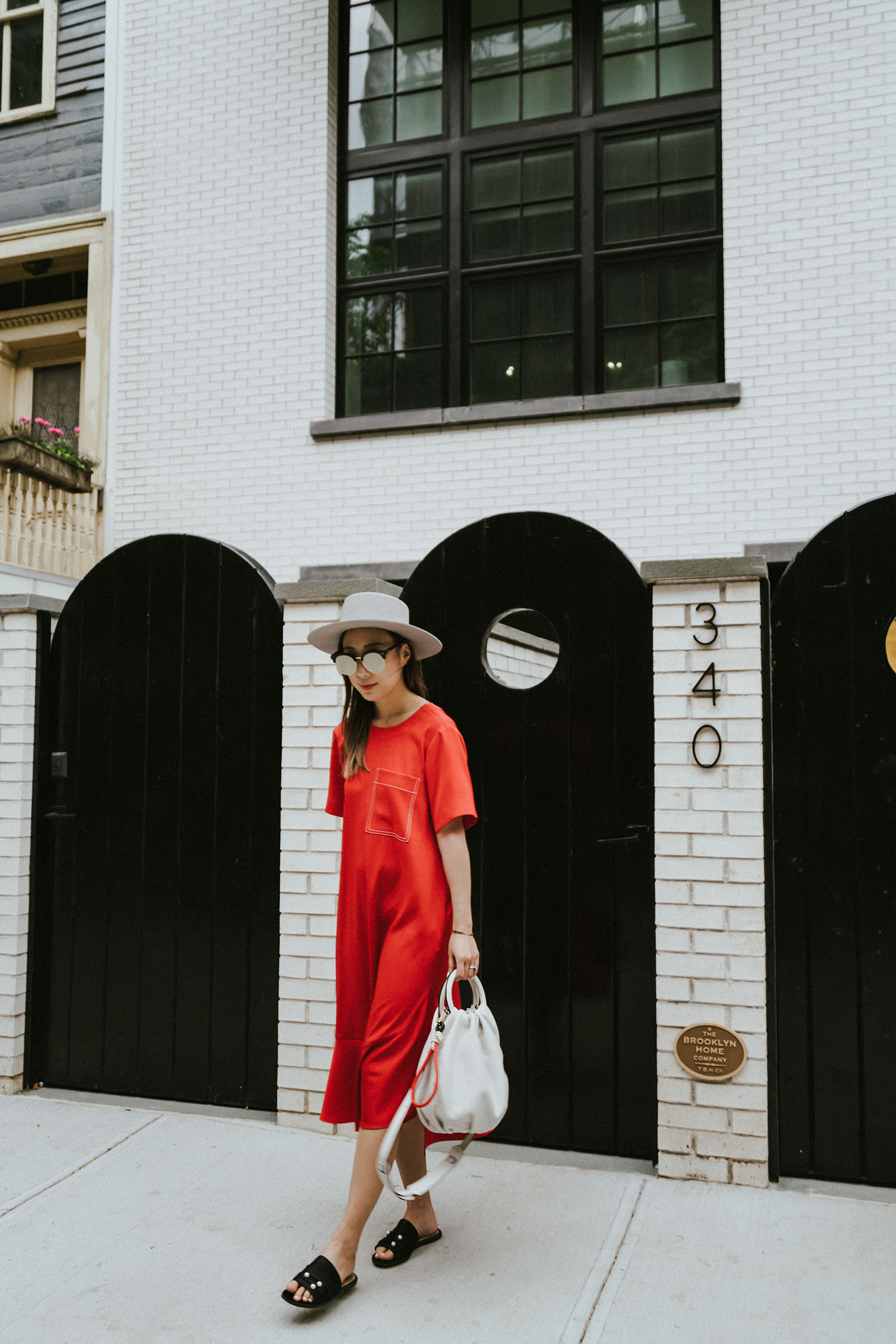 日月浩裙,亲爱的弗朗西斯幻灯片,Loewe Bag,Janessa Leone Hat