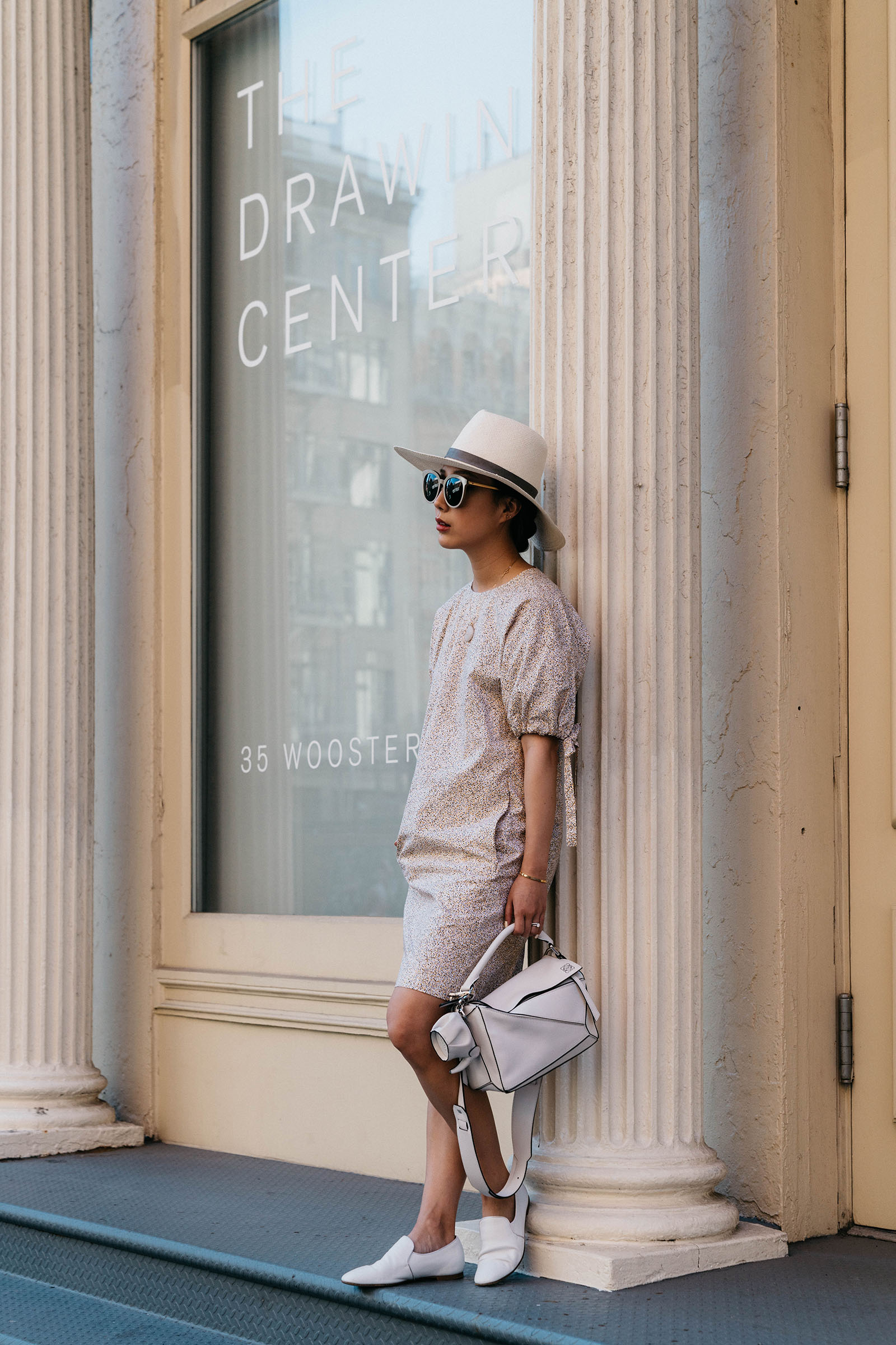 Cos连衣裙,行鞋,Loewe Bag和Keychain,Janessa Leone Hat