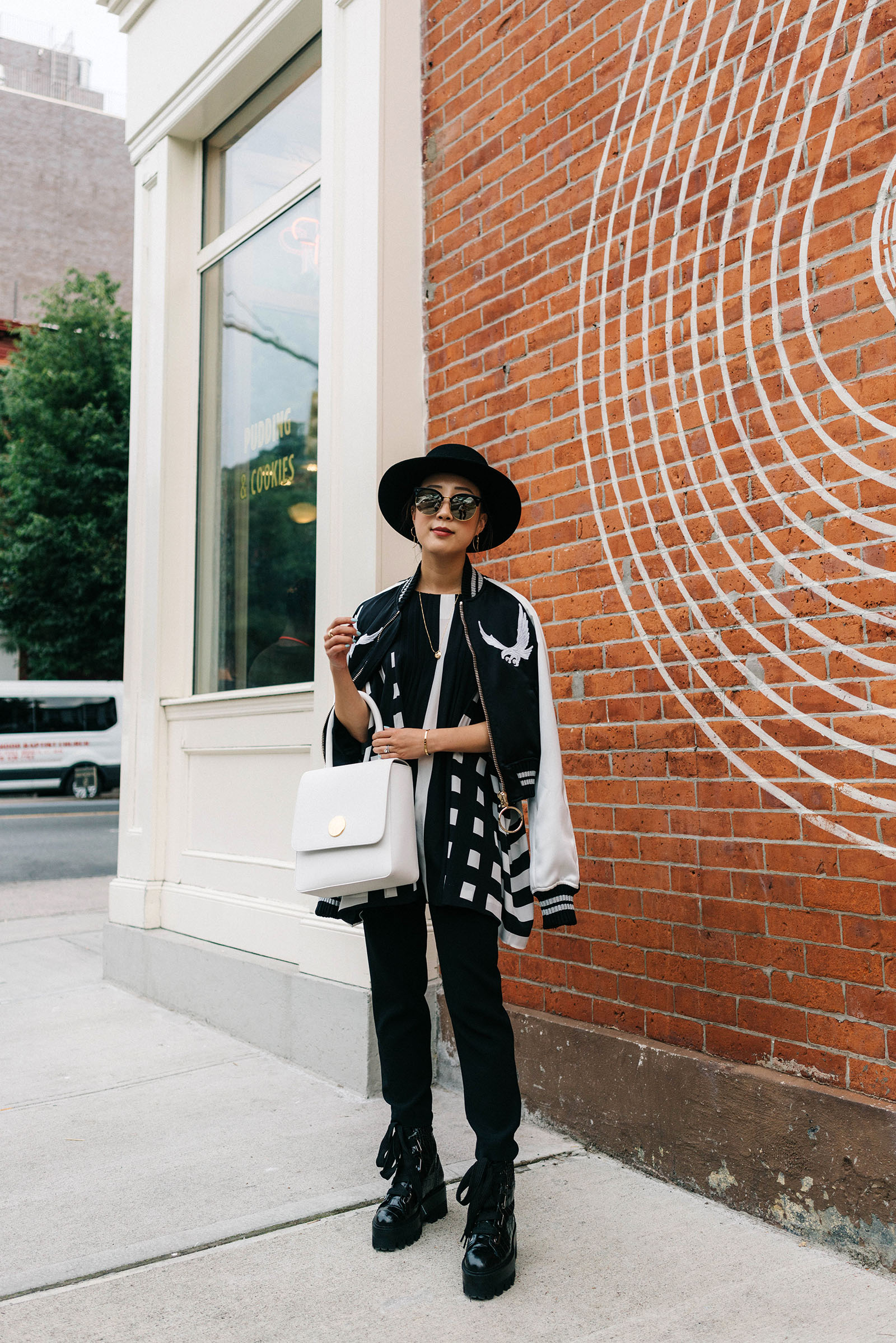 衬底夹克,Marimekko Top,Aritzia裤子,埃里德鞋,Mansur Gavriel包,温柔的怪物阳光,卡地亚项链