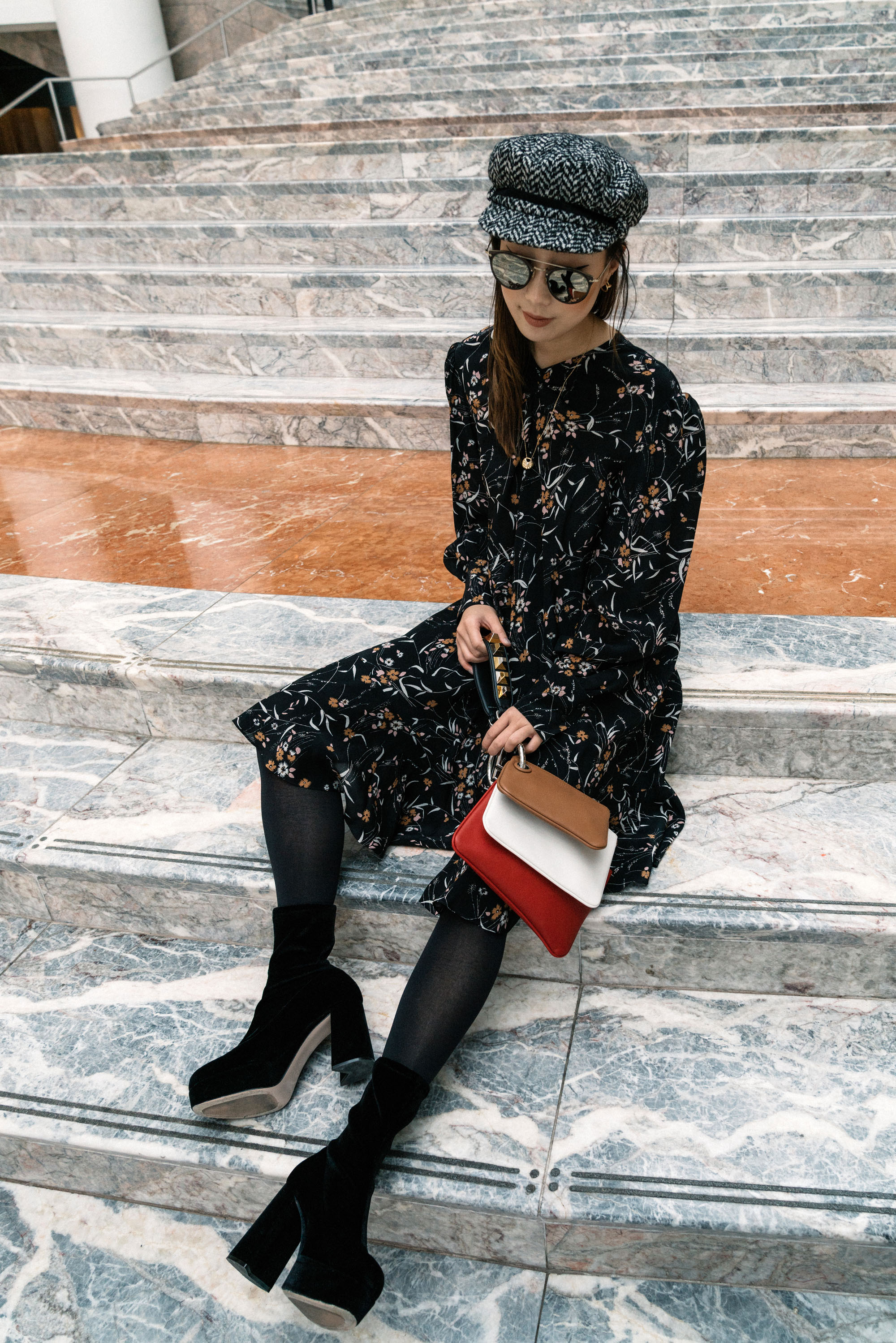 伊莎贝尔·马兰特(Isabel Marant)连衣裙,芬迪(Fendi)邮袋,缪缪(Miu Miu)靴子,Eugenia Kim Hat,奥利弗·人民太阳镜