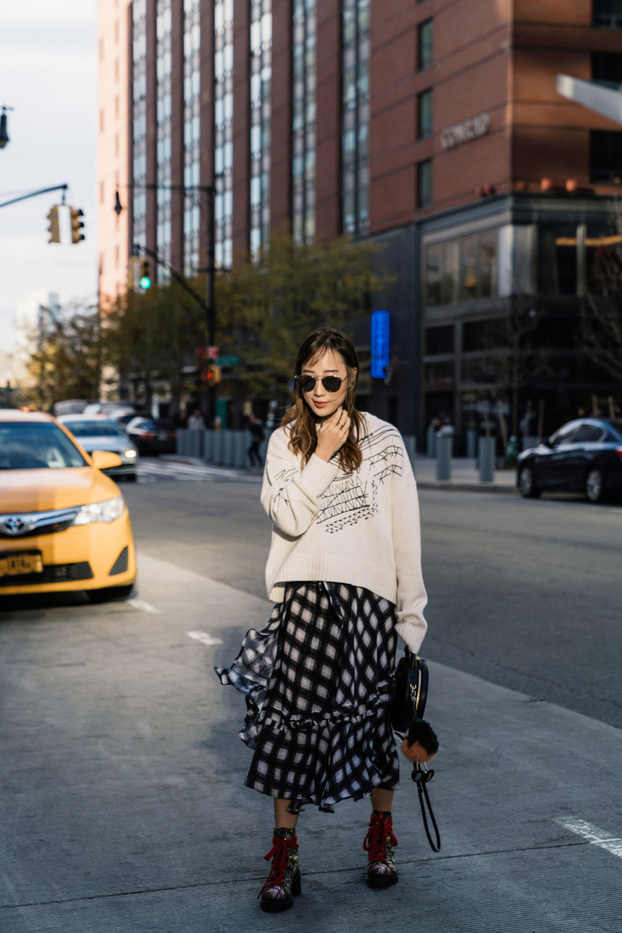 INEXCLSV毛衣,Preen Line裙,Gucci靴子,Mansur Gavriel包,Oliver Peoples太阳镜
