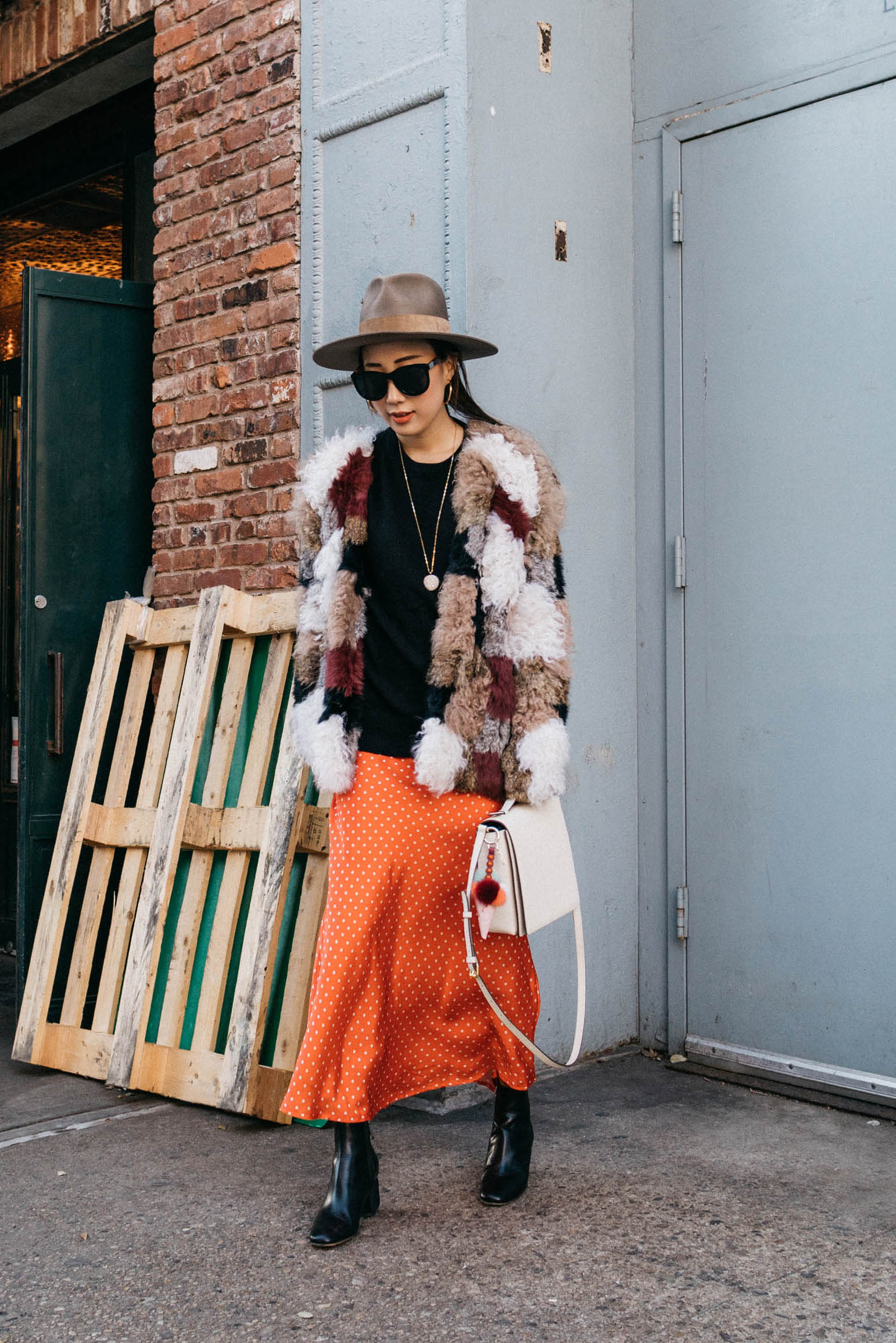 乌拉·约翰逊大衣,Everlane上装,Julyly Jules连衣裙,Milma Studio包,Fendi Charm,The Row靴子,Janessa Leone帽子