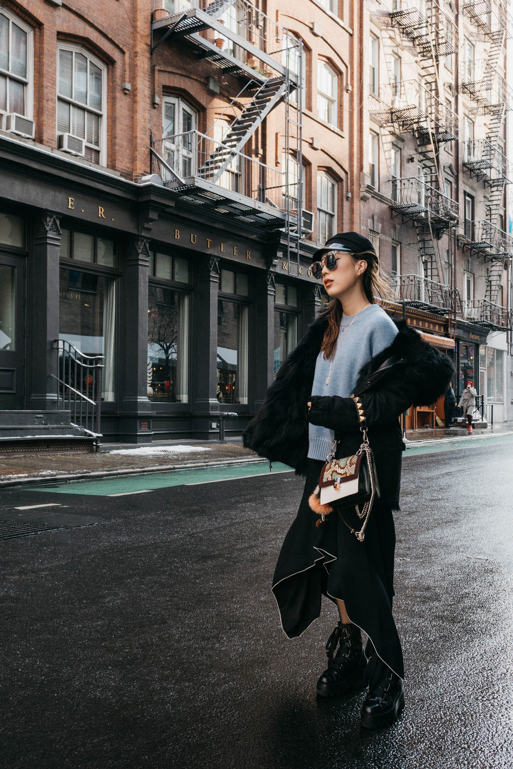 Mr & Italy女士大衣,Mansur Gavriel毛衣,Proenza Schouler裙,Ellery靴,Fendi包,温柔的怪兽太阳镜,Gucci帽子