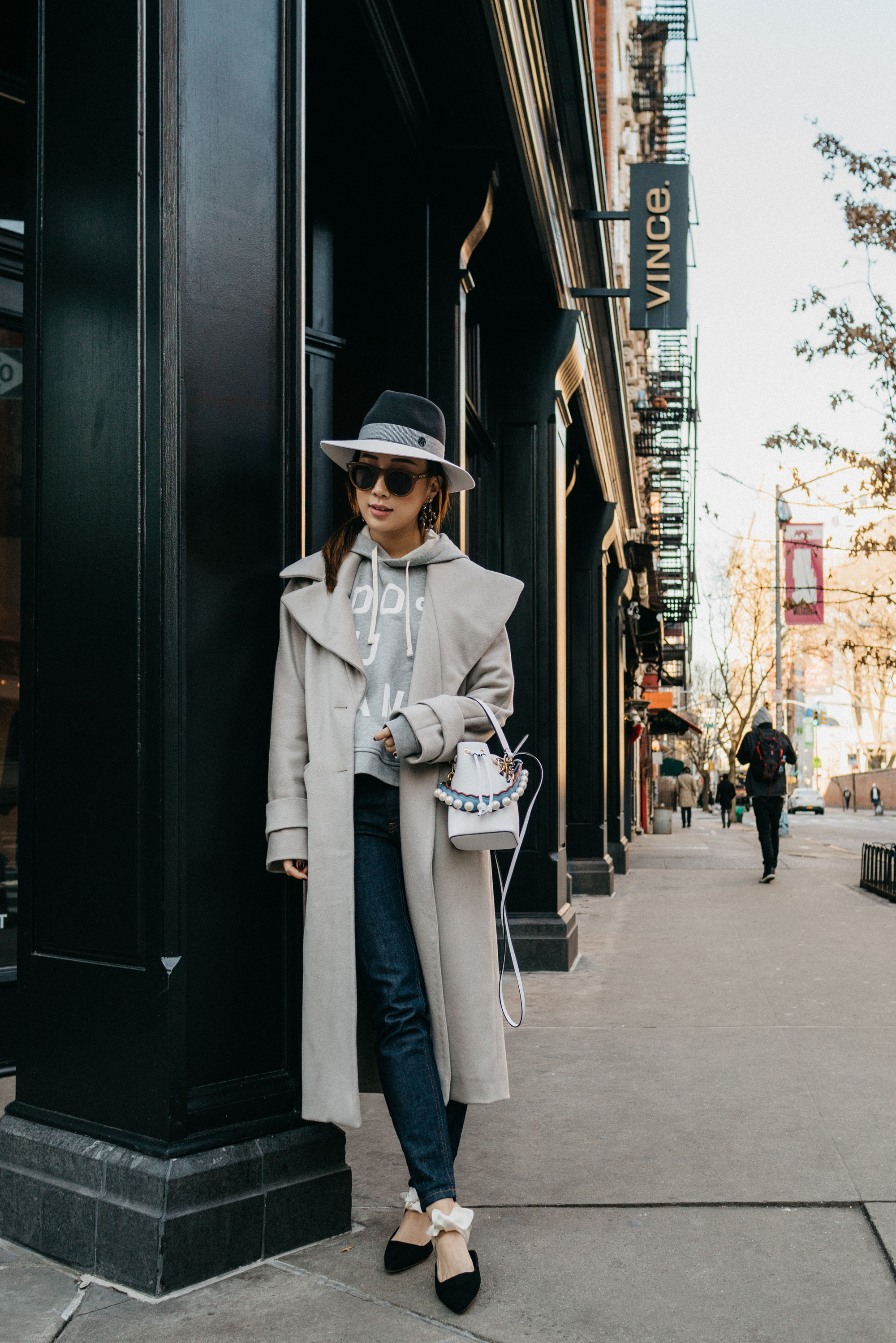 Michelle Waugh大衣,Everlane连帽衫,Everlane牛仔布,The Row鞋,Fendi包,Maison Michel Hat