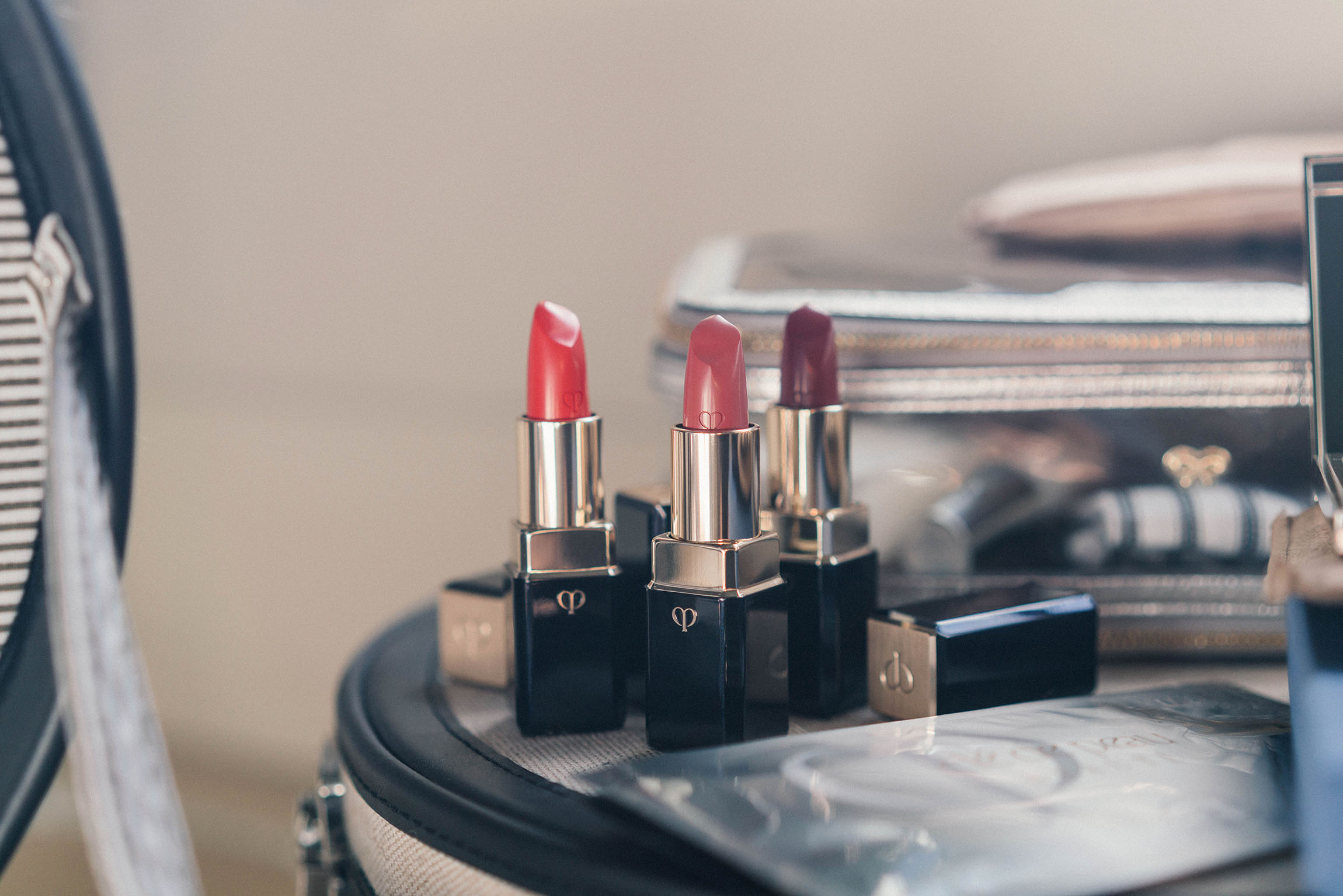 Cléde PeauBeauté唇膏(Cléde PeauBeautéLipstick),豪华柔滑的唇膏,具有独特的花瓣形尖端,旨在为嘴唇赋予超亮的发光色彩。有三种新的阴影:桃子石(13),水晶星(14),沙漠玫瑰(15)。
