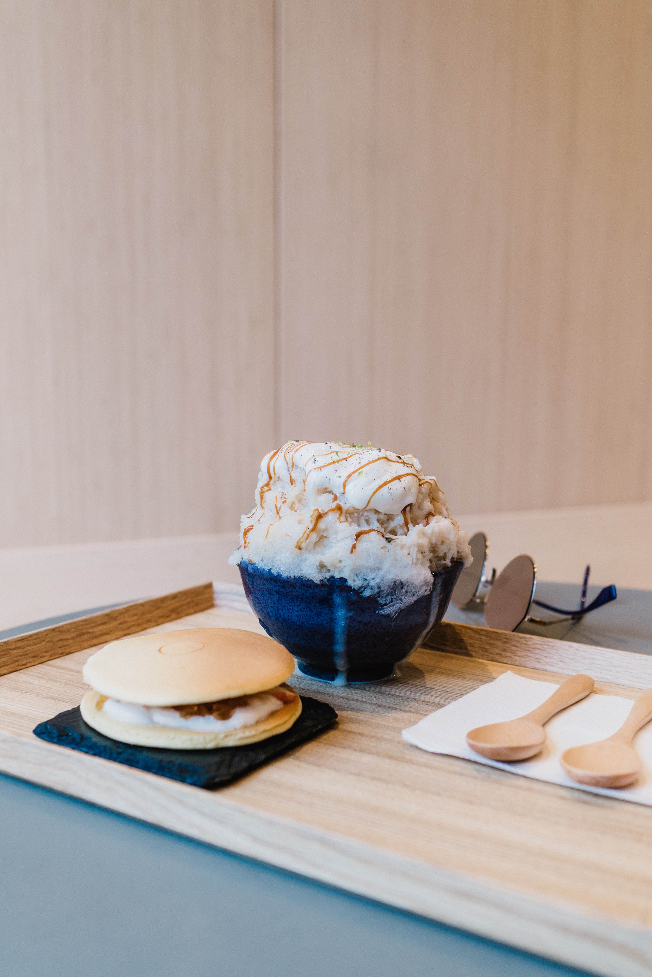 小家伙上的Hojicha kakigori和apple monaka