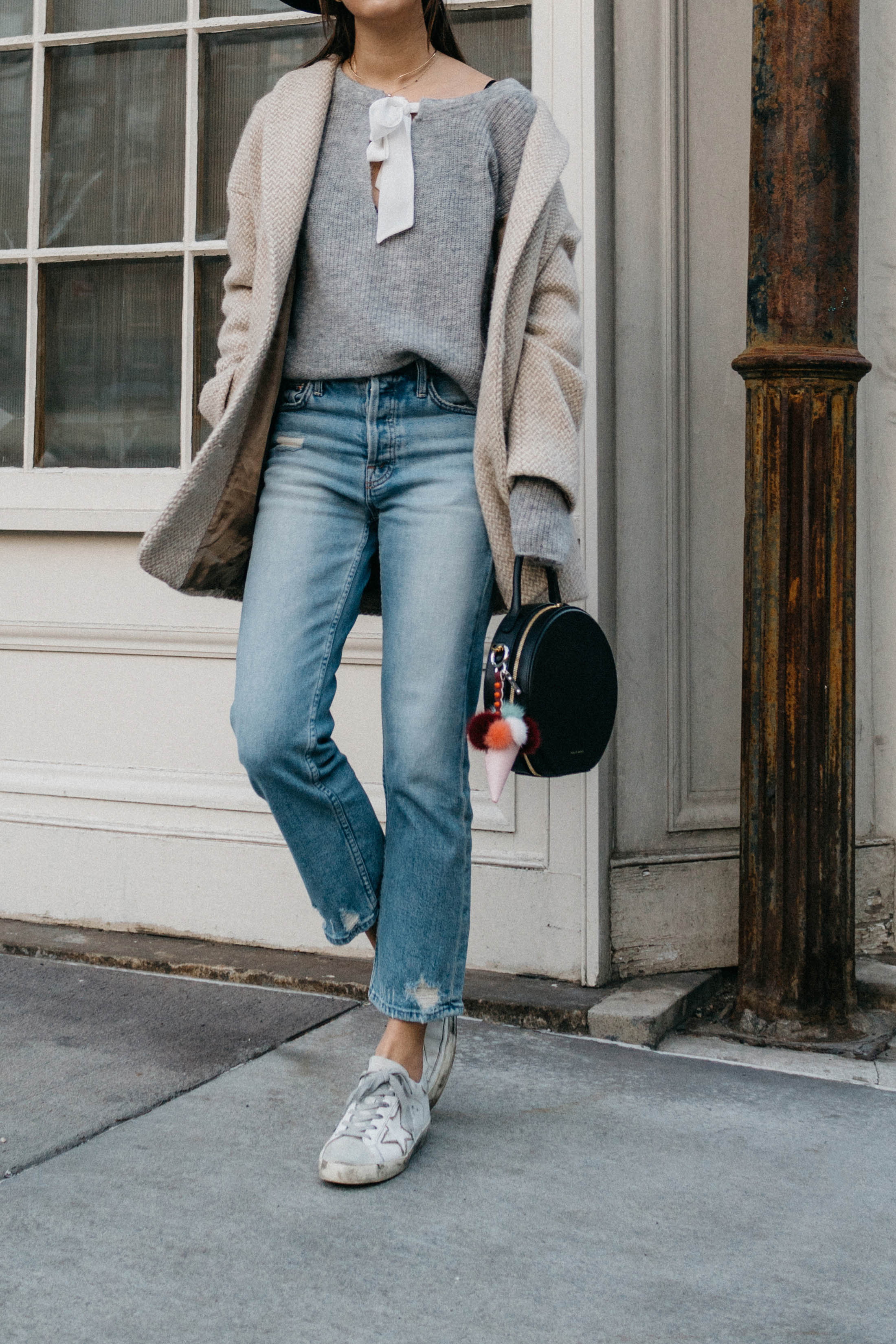 Sézane大衣,Sézane毛衣,牛仔布妈妈,金鹅运动鞋,Mansur Gavriel包,Fendi钥匙扣,Kat Kim Choker,唤醒项链