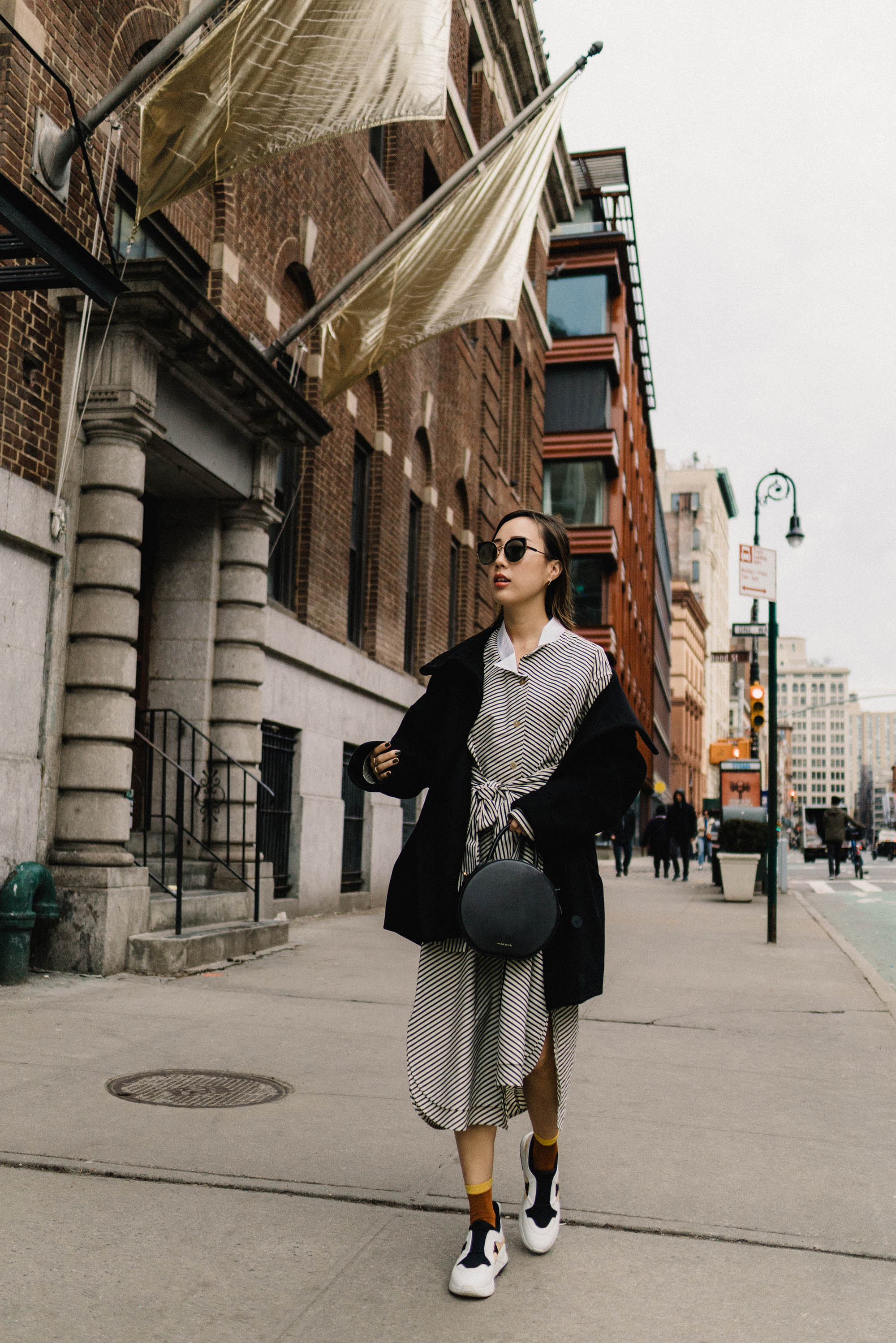 米歇尔沃大衣,Loewe连衣裙,歇斯底里袜子,由快乐的袜子,Clergerie鞋,Mansur Gavriel包,柔和的怪物x moooi太阳镜