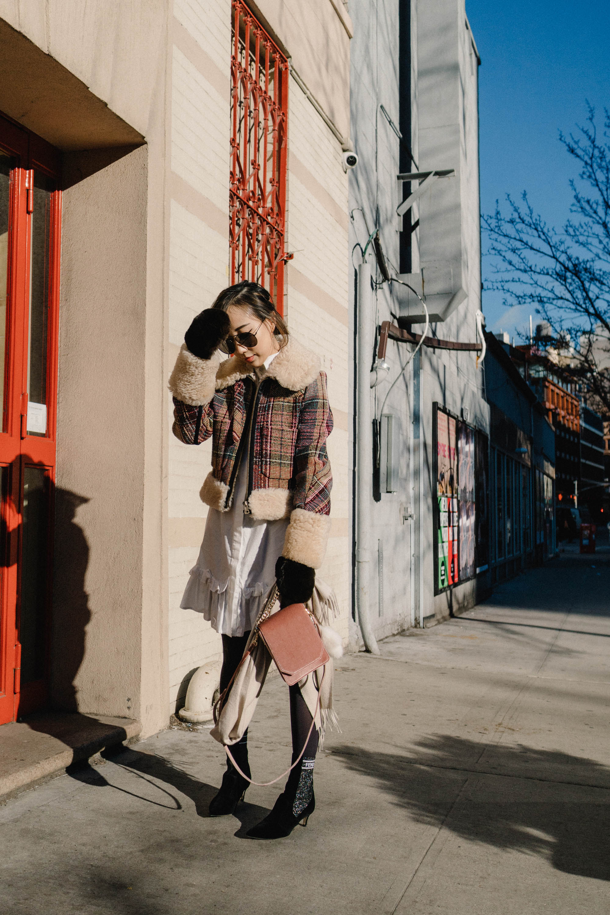 克洛伊夹克,J.W.Anderson连衣裙,Fendi Boots,Cafune Bag,Reve Simaglases