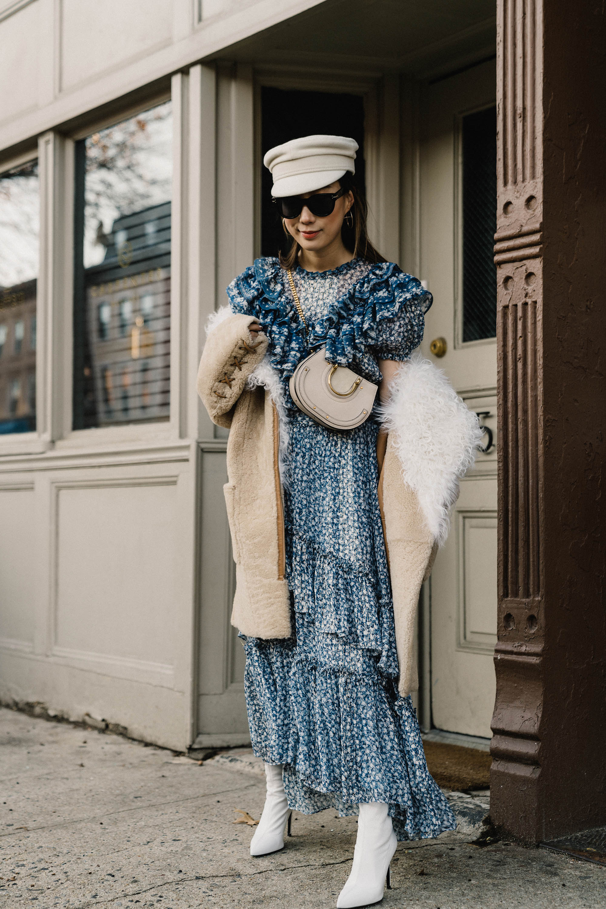Ulla Johnson.大衣,Ulla Johnson Top,Ulla Johnson裙子,Barneys纽约靴子,Chloe Bag,Ruslan Baginskiy帽子,Celine太阳镜