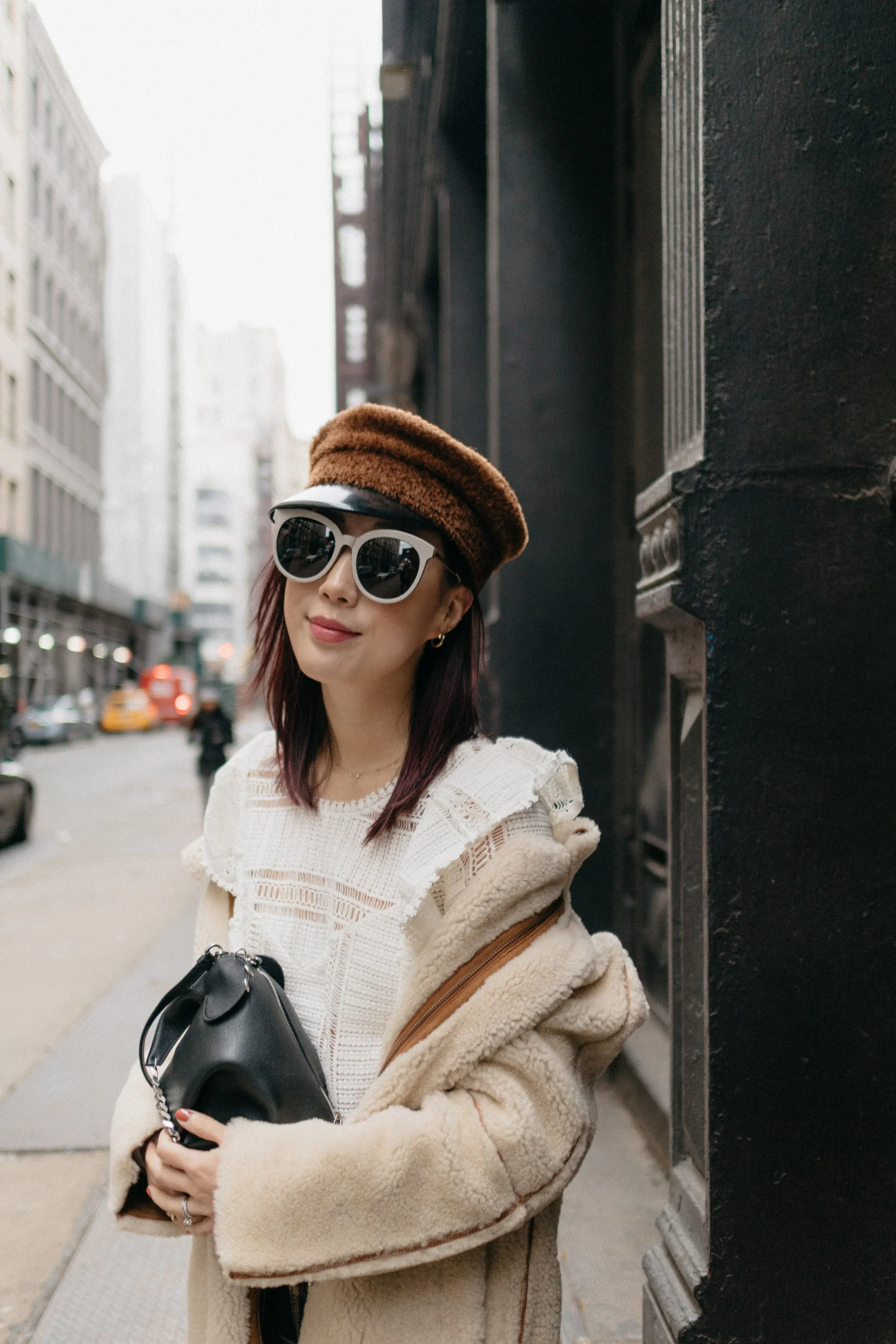 达夹克,Sezane Top,改造裙,Loewe Bag,Ruslan Baginskiy帽子,温柔的怪物太阳镜