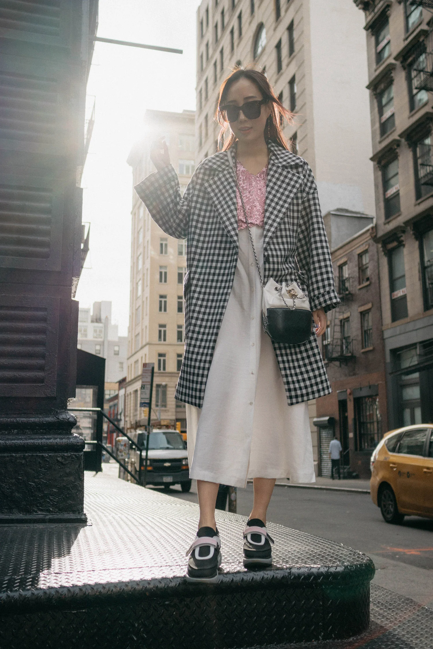 扎拉外套,Ashlynn连衣裙,Prada运动鞋,Chanel Bag