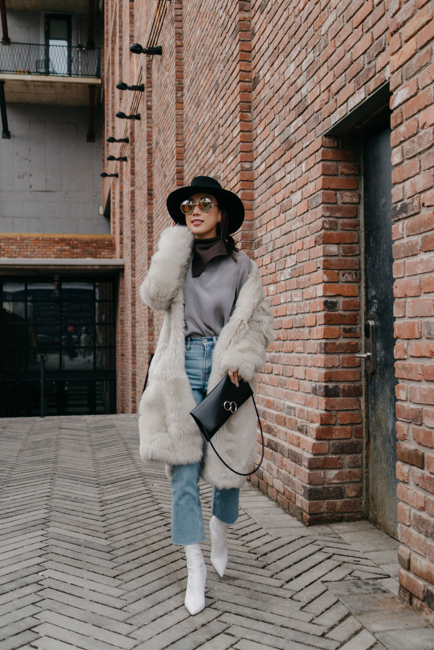 Poloogeorgis外套,Acne Studios Top,Everlane Denim,Barneys纽约靴子,Kozha数字包,Cutler和粗糙的太阳镜