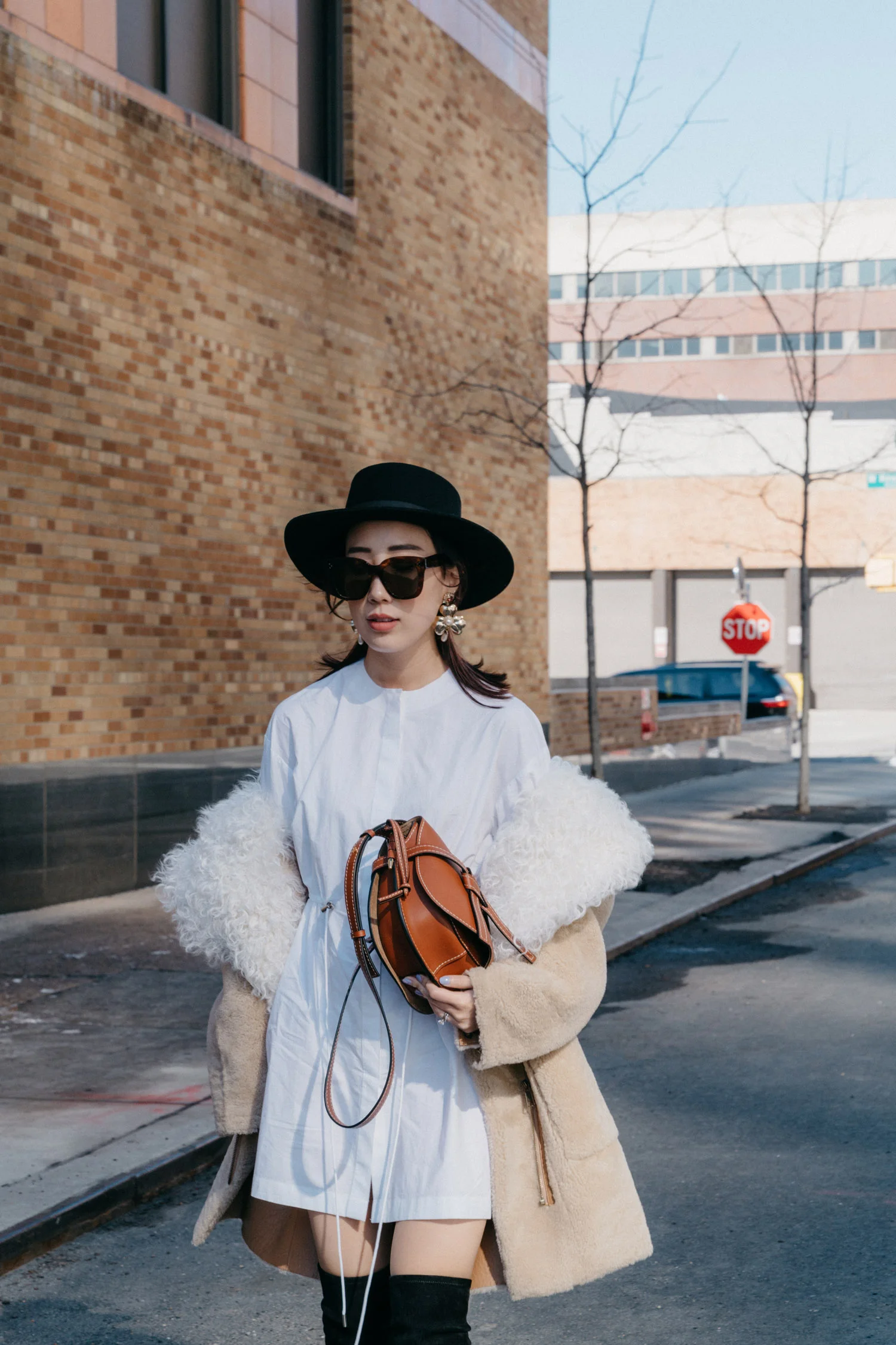 Ulla Johnson.外套,暂停尼古,华伦天奴靴,Loewe包,Janessa Leone Hat,Céline太阳镜,Erdem耳环