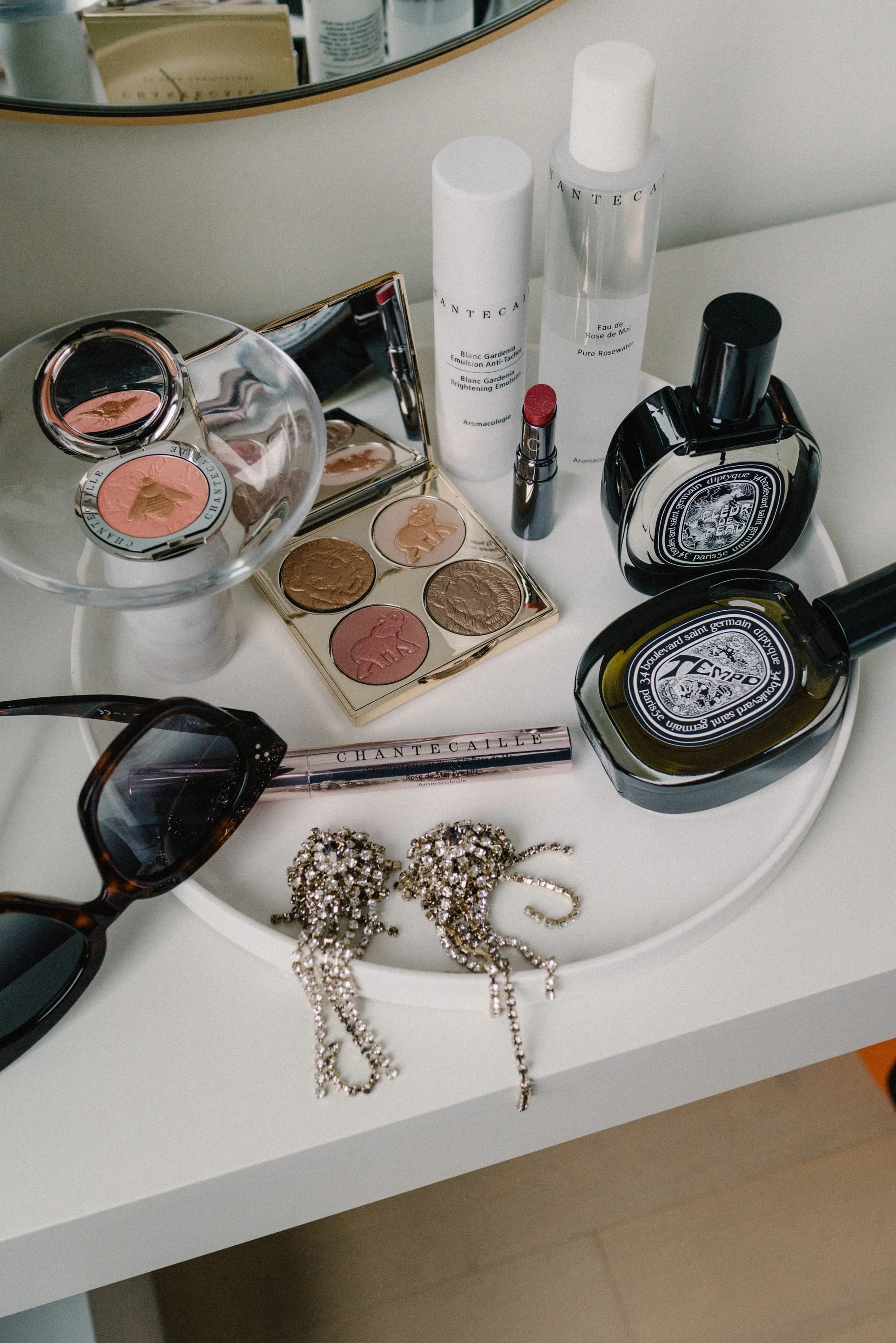 唐ch眼霜,Chantecaille眼睛调色板,Chantecaille血清,Chantecaille Mist,Diptyque Perfume,Dries Van Noten耳环,Céline太阳镜