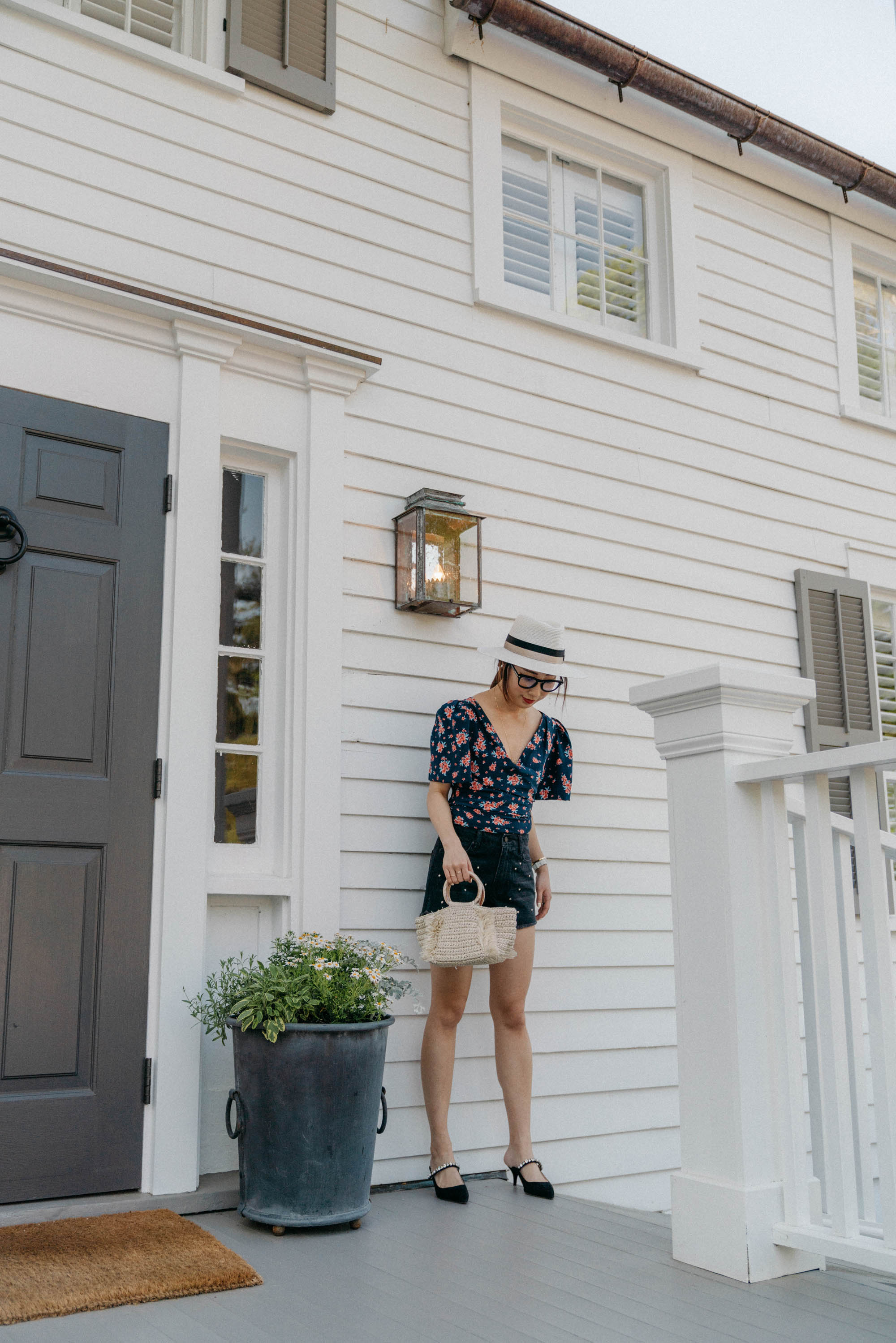 Rebecca de Ravenel Top,Ei8HT梦想短裤,Prada Shoes,卡罗莱纳州Santo Domingo包包,Maison Michel Hat,汤姆福特眼镜