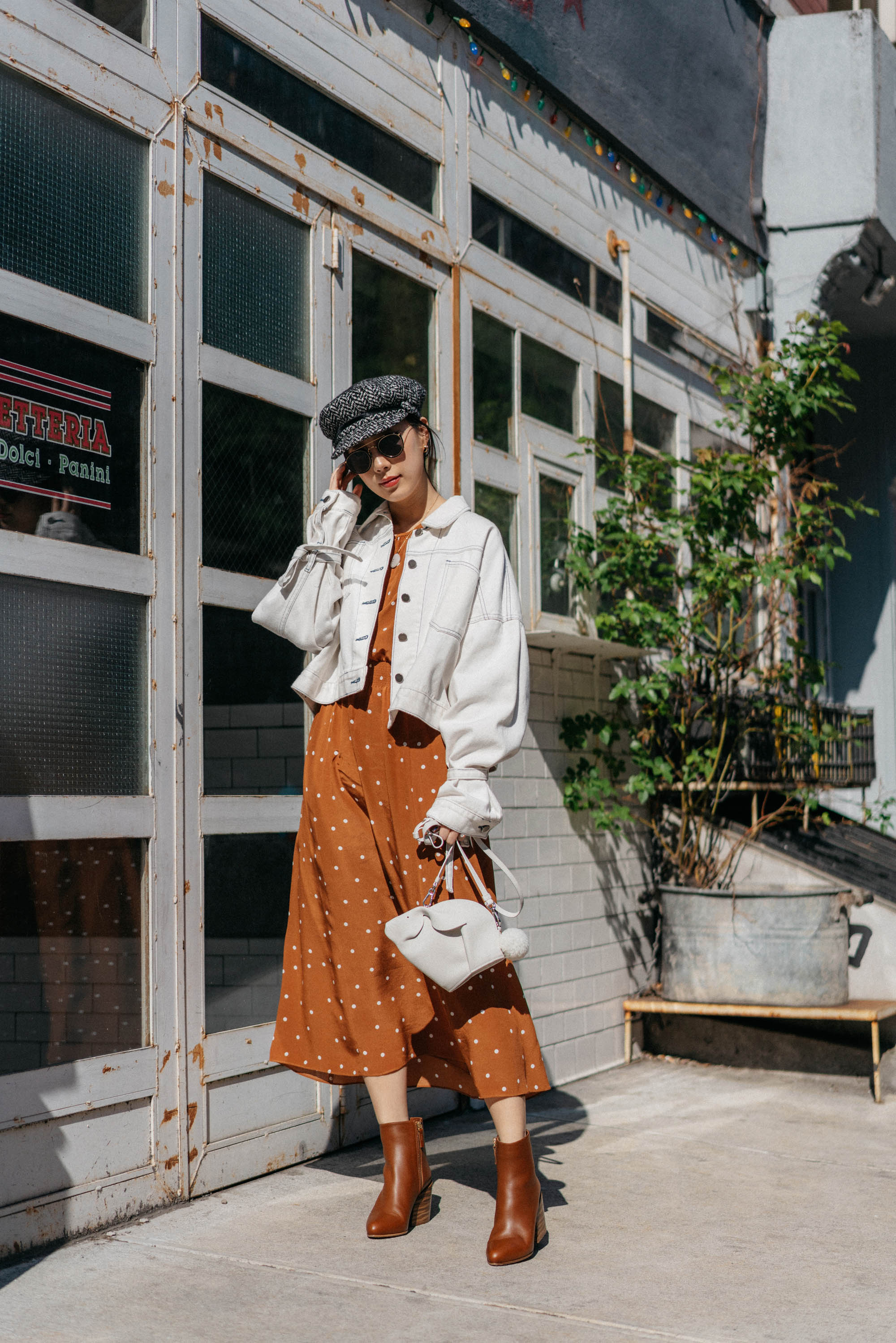 sezane.连衣裙,加布里埃拉赫斯特靴子,Loewe包,Eugenia金帽,CVC石头项链,Eyevan 7285太阳镜,Donni Charm Skenchie.