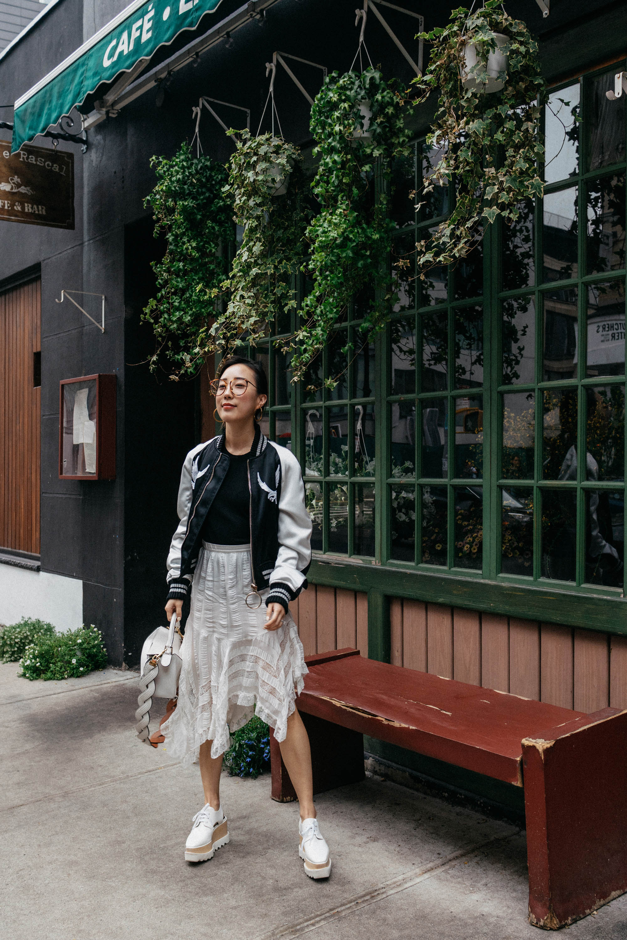 灰白色轰炸机,Everlane Top,Philosophy Di Lorenzo Serafini Skirt,Stella McCartney Shoes,Loewe Bag,Linda Farrow Eyewear