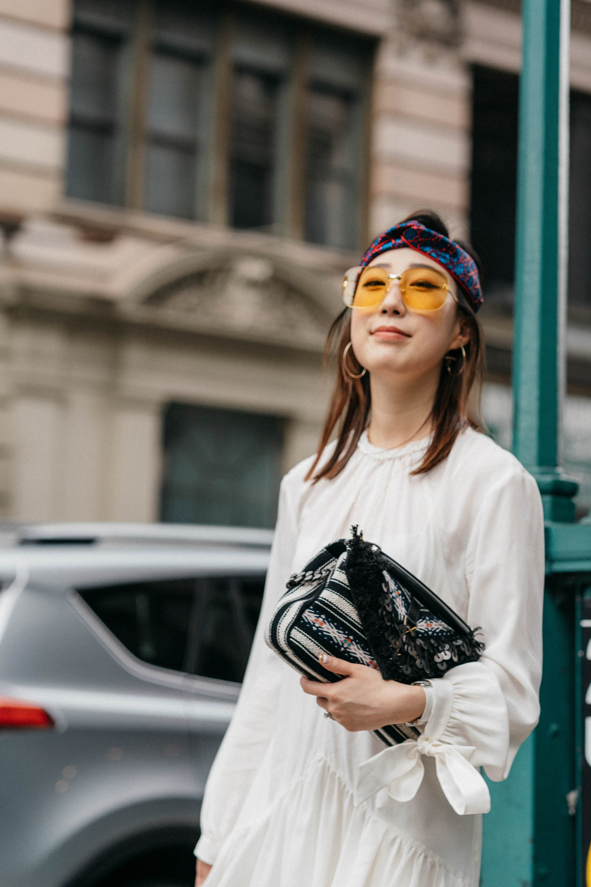 普拉达(Prada) 连衣裙,Saint Laurent包,Gucci太阳镜,Gucci头带