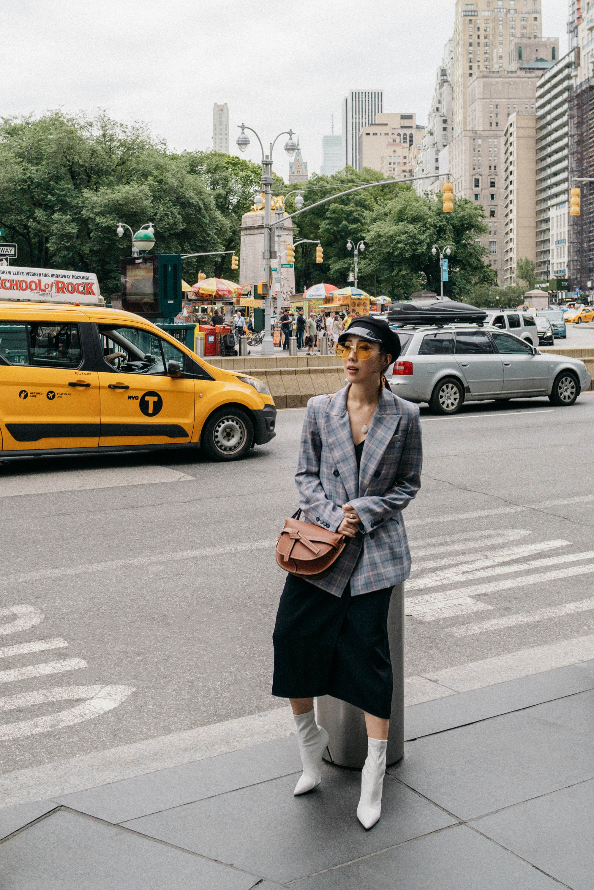 kal Rieman. Blazer.,Barneys纽约靴子,Loewe Bag,Gucci Hat,Gucci太阳镜