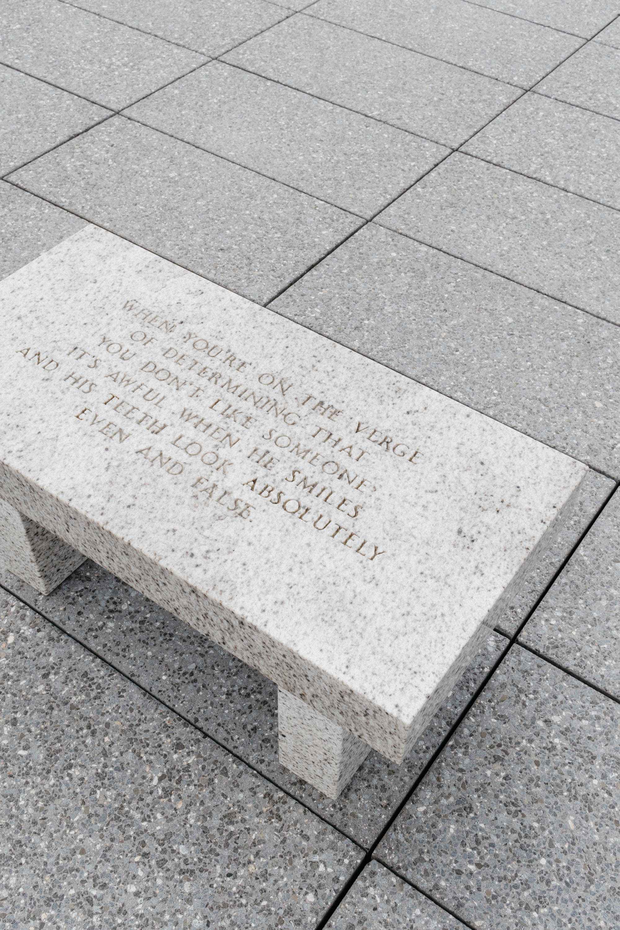 珍妮·霍尔泽(Jenny Holzer)