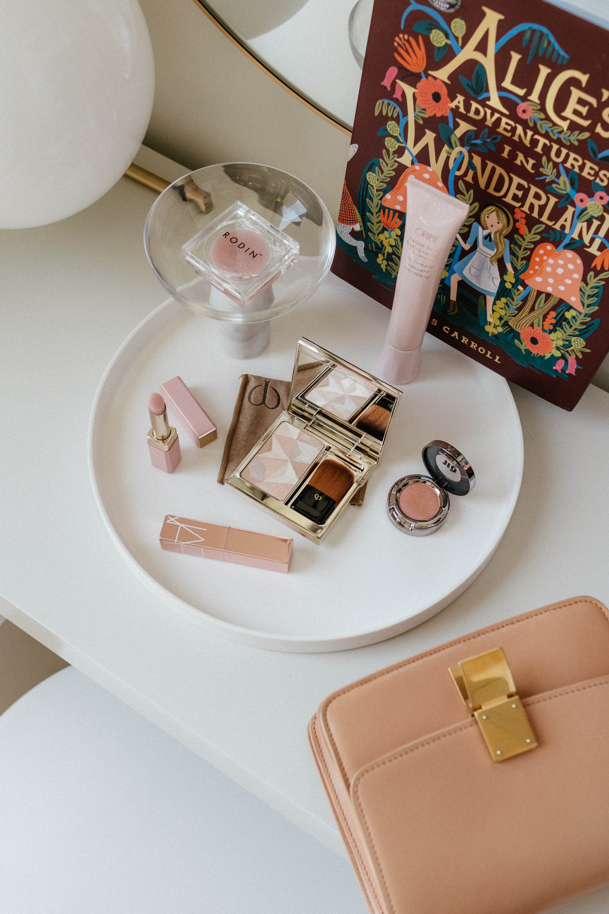 席琳(Celine)袋,克莱尔·波多(Cléde PeauBeauté)面部增强剂,克莱尔·波多(Cléde PeauBeauté)润唇膏,NARS润唇膏,RODIN润唇膏,Oribe头皮护理