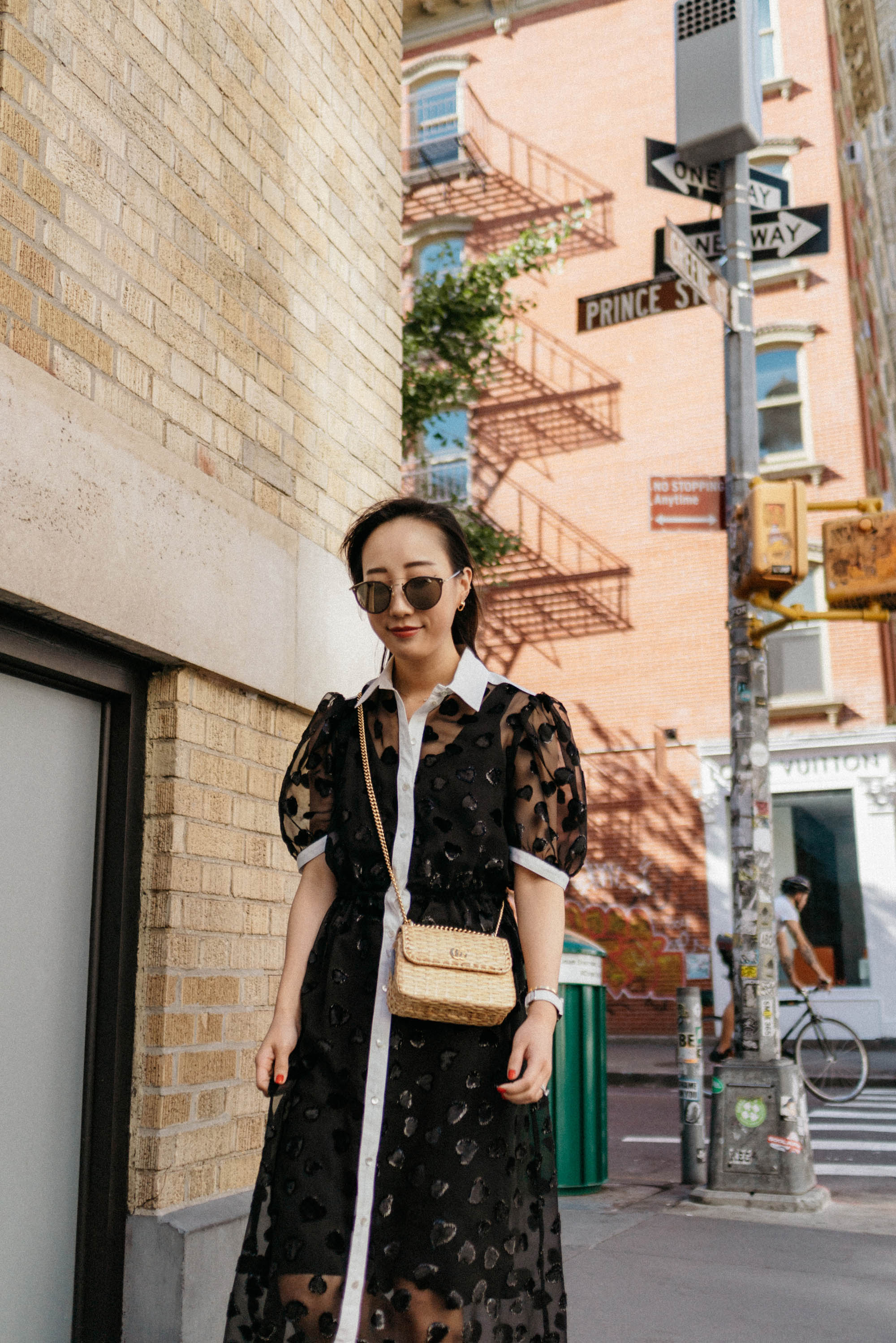 Ashlynn连衣裙,adidas运动鞋,Gucci包,Oliver Peoples太阳镜