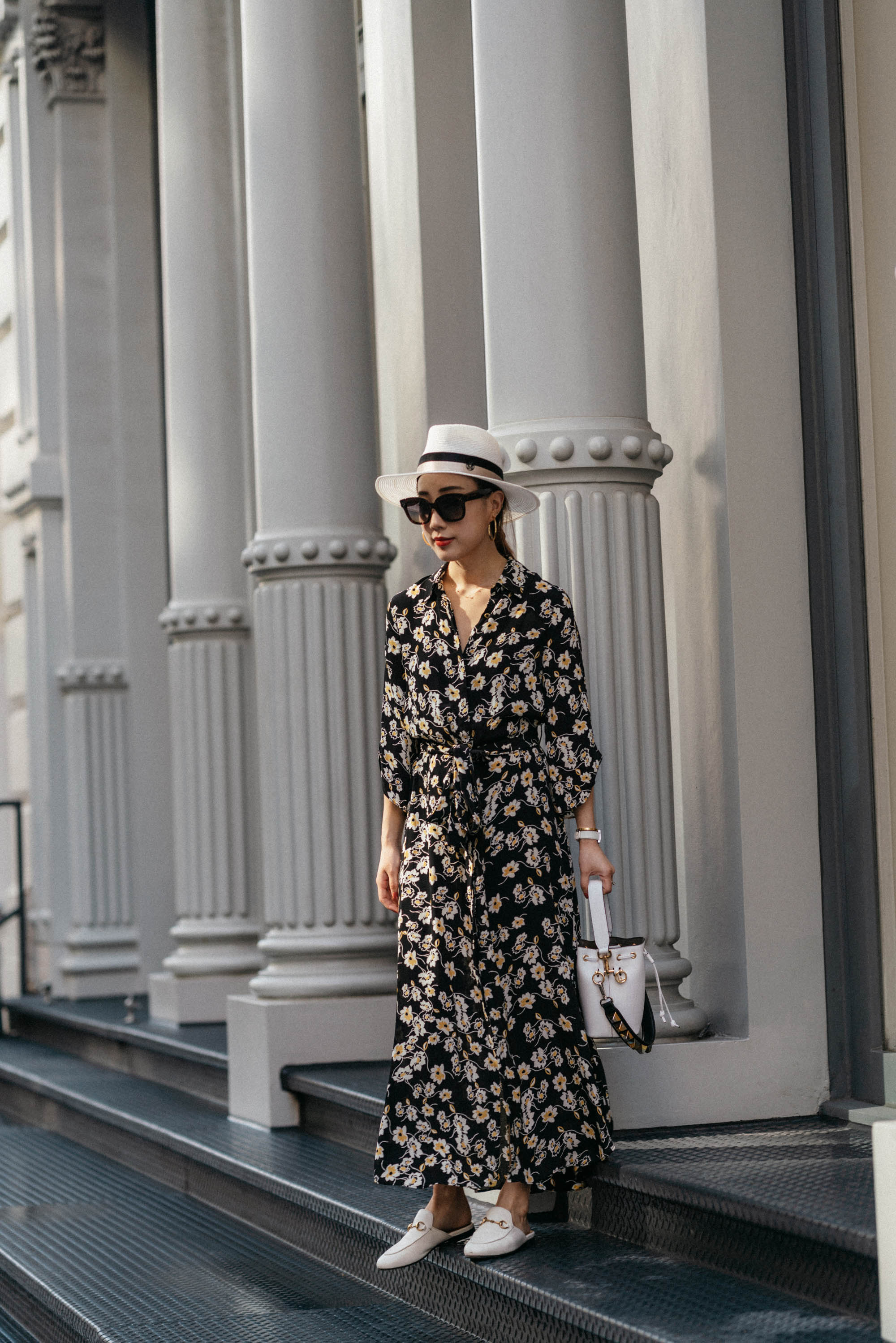 Bytimo连衣裙,Gucci幻灯片,Fendi包,Maison Michel Hat,Céline太阳镜