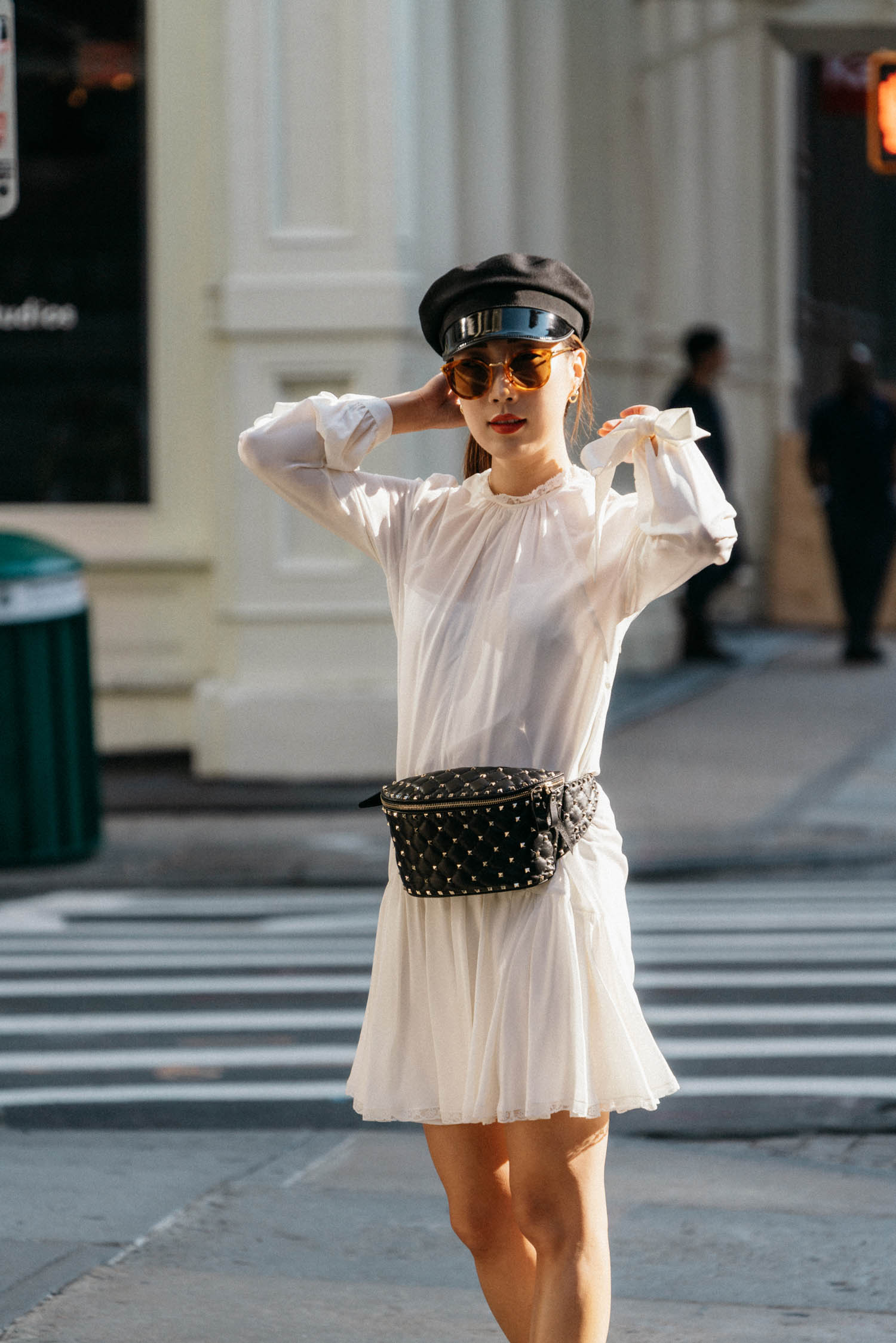 普拉达连衣裙,Fendi Sn E Akers,Valentino包,Gucci帽子,Céline太阳镜