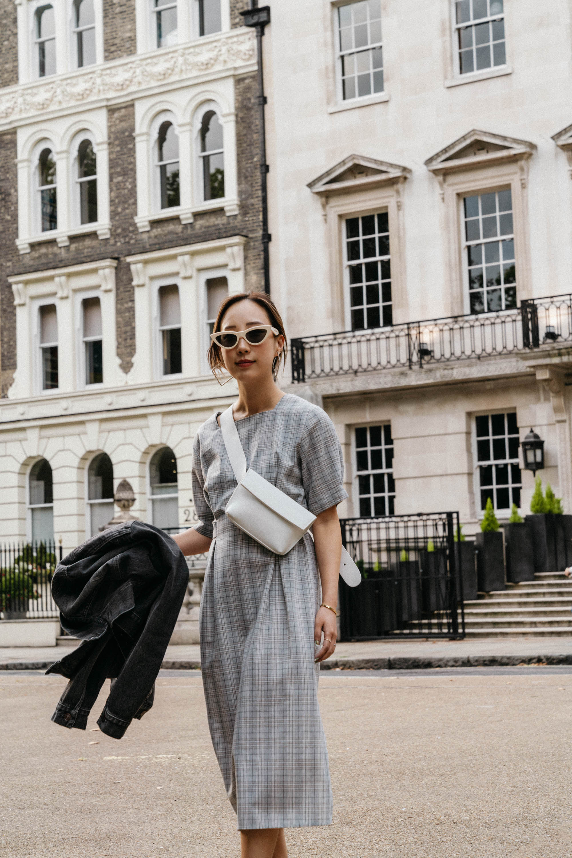 一片地 连衣裙,Yvonne Kone包,Celine太阳镜,Area耳环