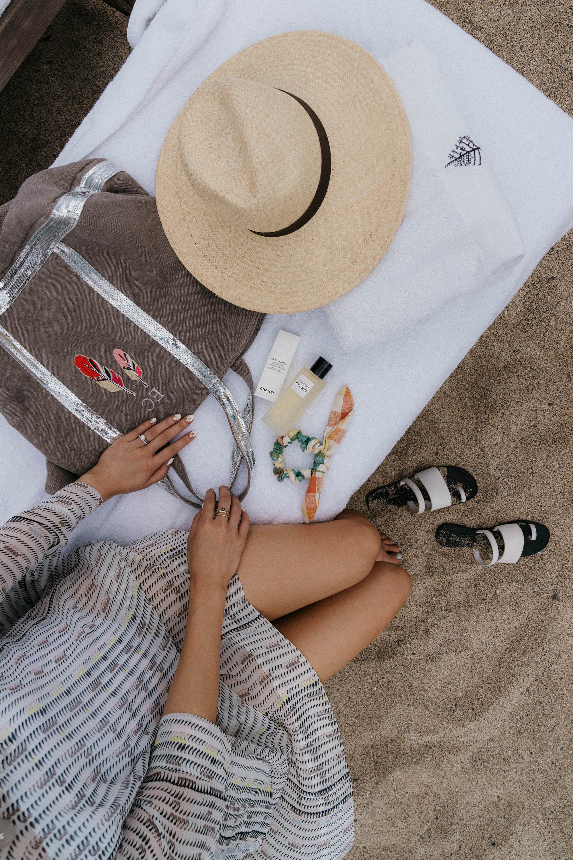 Asceno游泳衣,asceno unoc,cuero& Mor Sandals,Vanessa Bruno Tote,Chanel Sun屏幕,Chanel Tanning Mist,Donni发型,Janessa Leone Hat