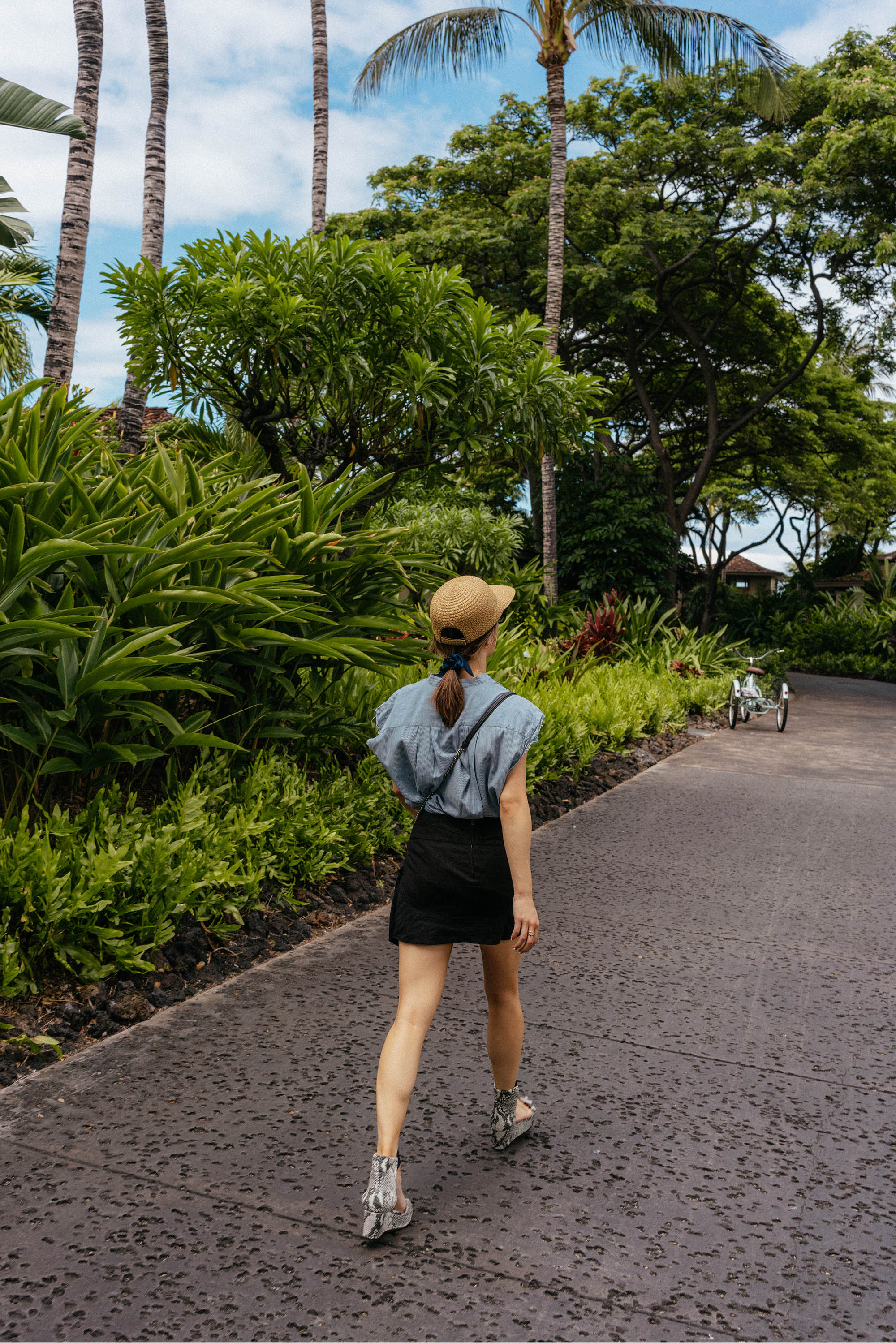 尼利Lotan Top,Isabel Marant Skirt,七个周围凉鞋,Fendi包,Eric Javits帽子