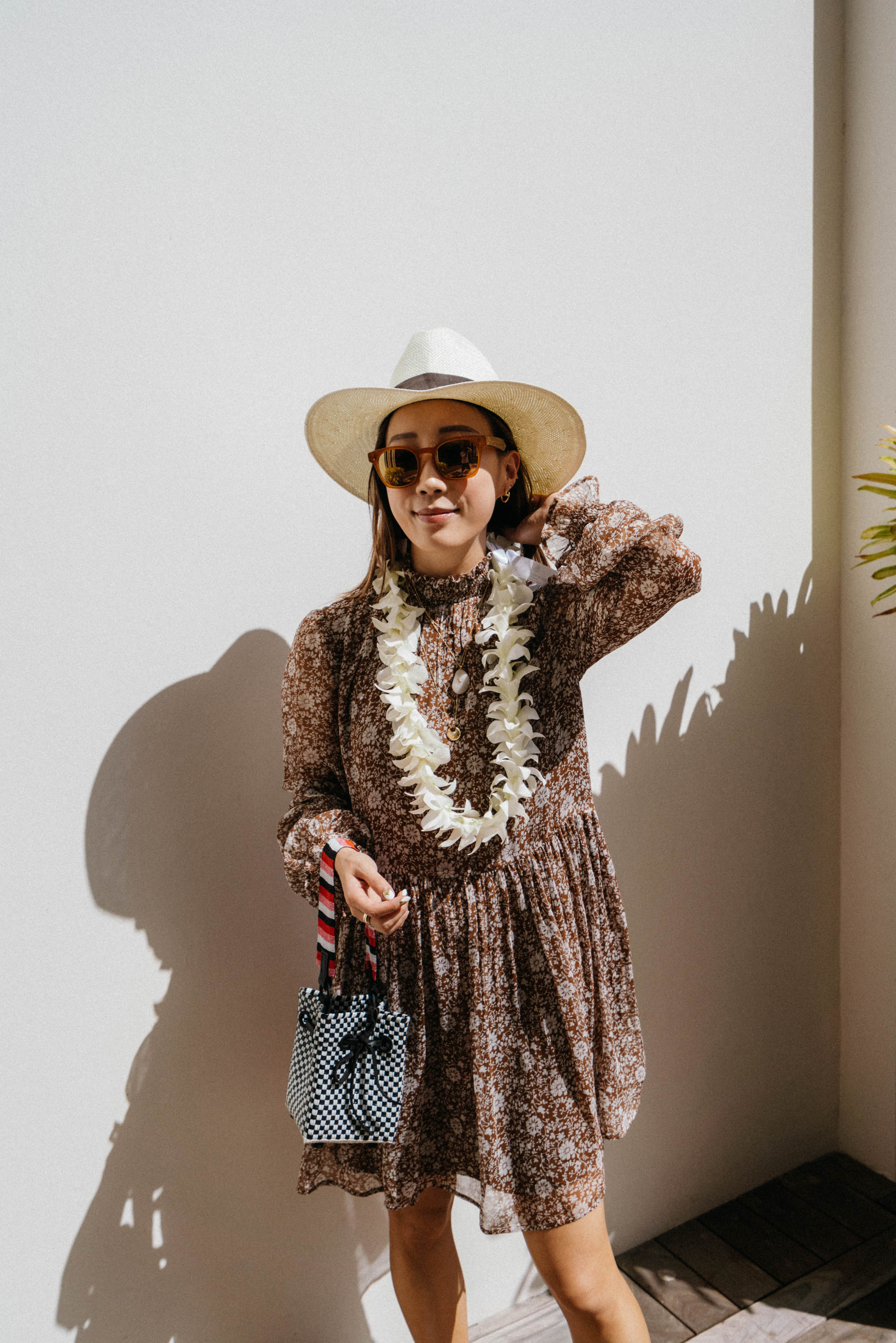 塞赞 连衣裙,Truss包,Oliver Peoples x Byredo太阳镜,Janessa Leone帽子