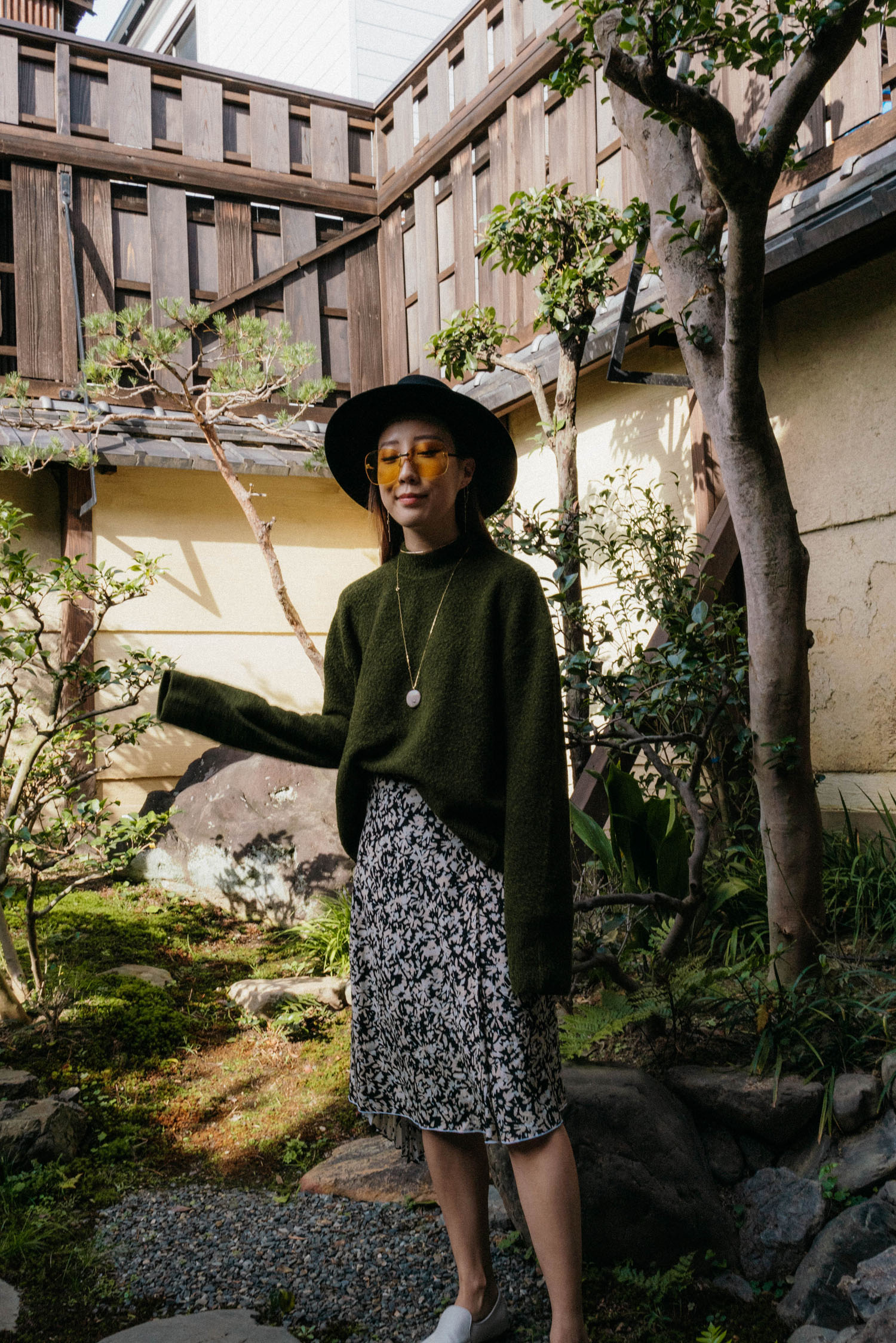 COS.毛衣,Proenza Schouler裙子,行鞋,Maison Michel Hat,Gucci太阳镜,CVC石头项链