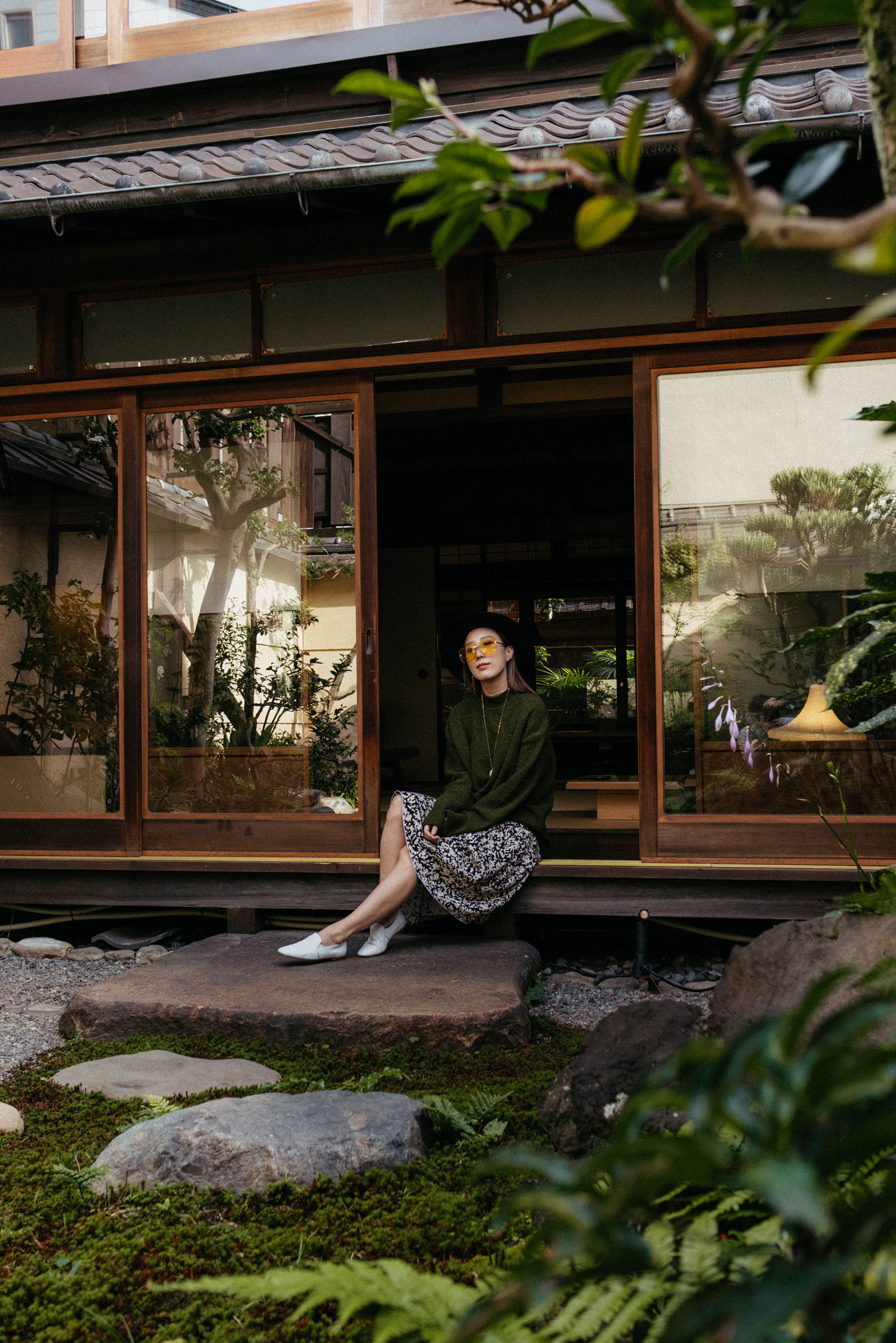 在我们的Airbnb Home的花园里(在城市指南部分链接下)
