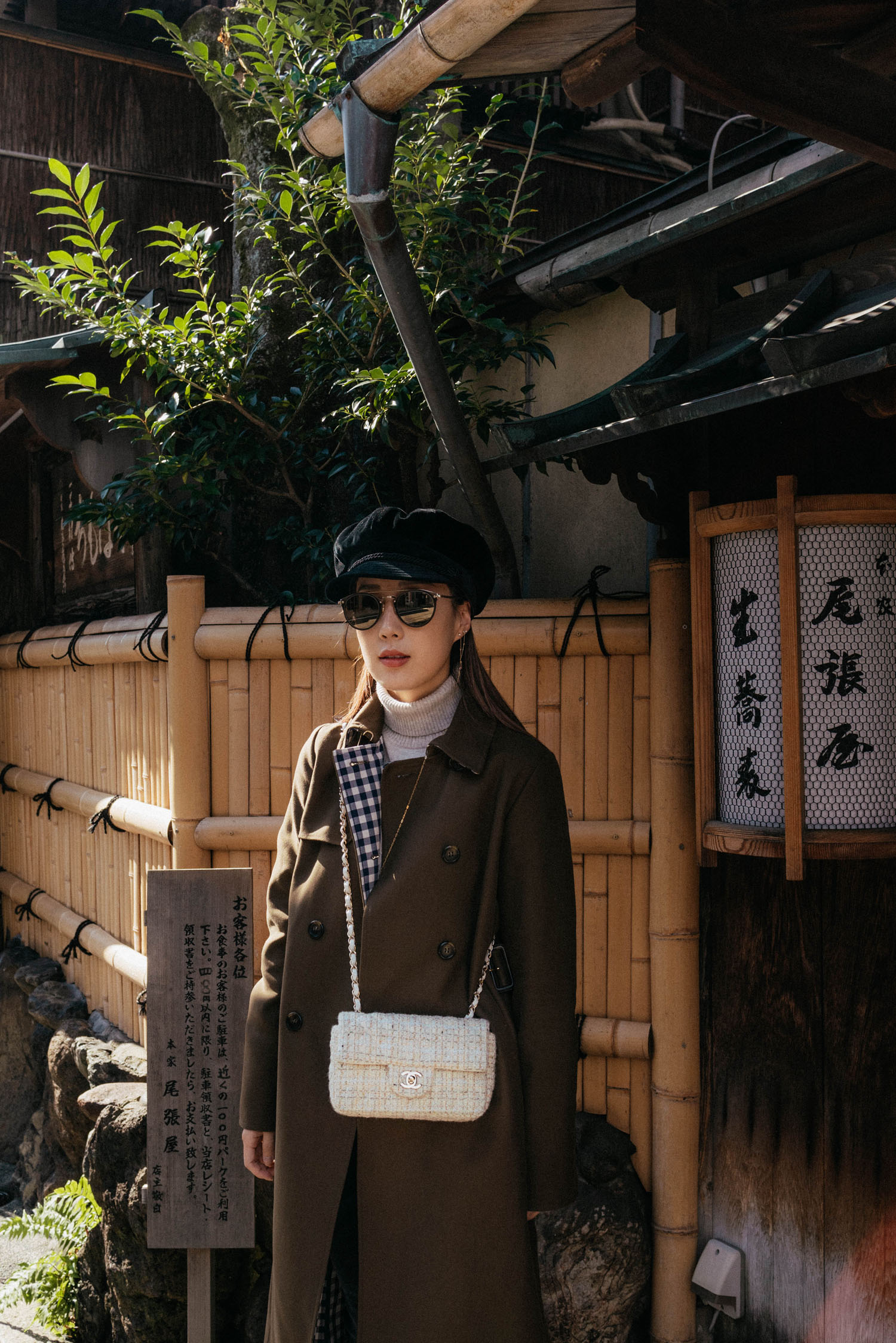 塔拉长野 Stuch,Maison Labiche毛衣,Chanel Bag,Eric Javits Hat,Oliver Peoples太阳镜