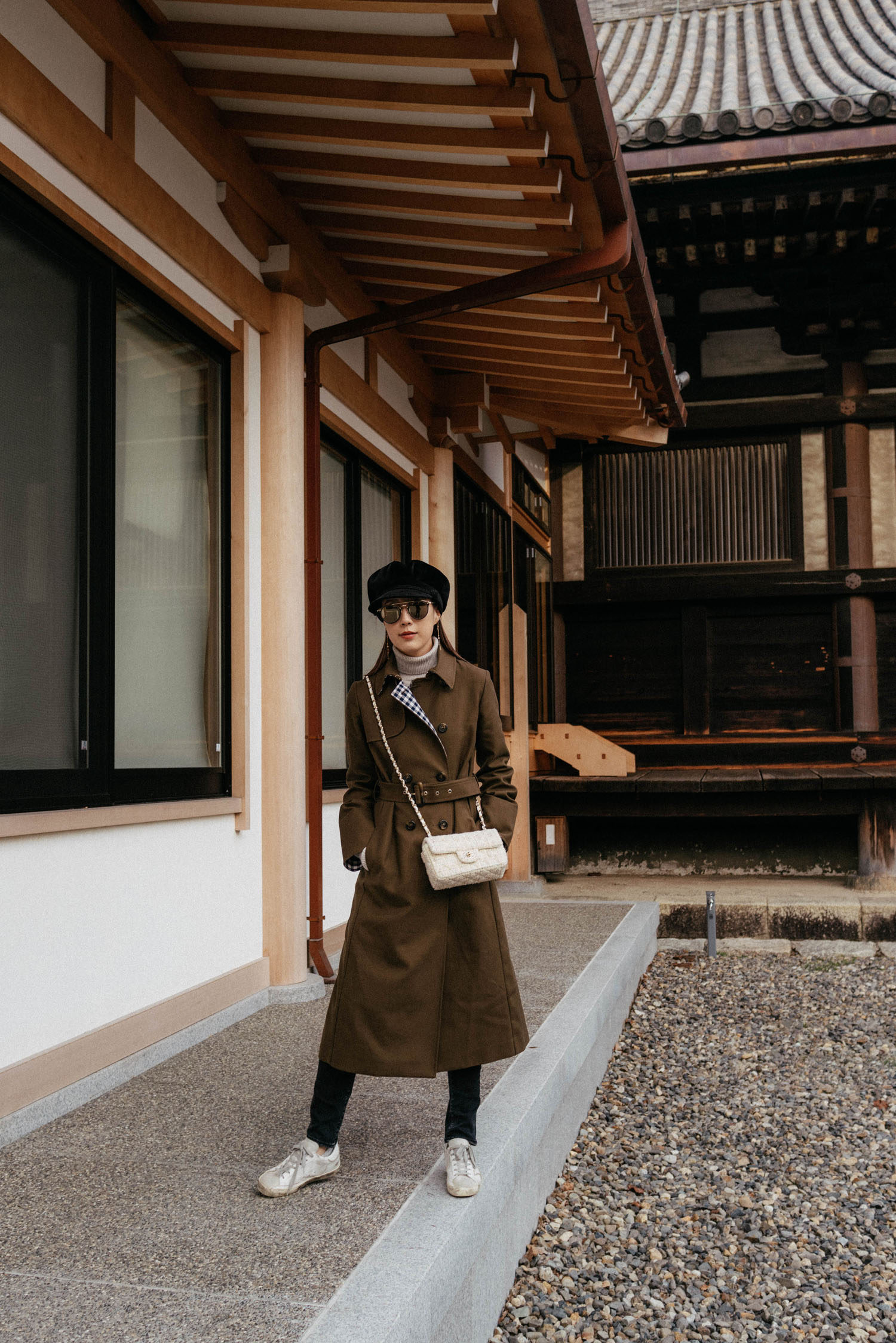 塔拉长野 Striench,Maison Labiche毛衣,Moussy Denim,Golden Goose运动鞋,Chanel Bag,Eric Javits Hat,Oliver Peoples Simaglasses
