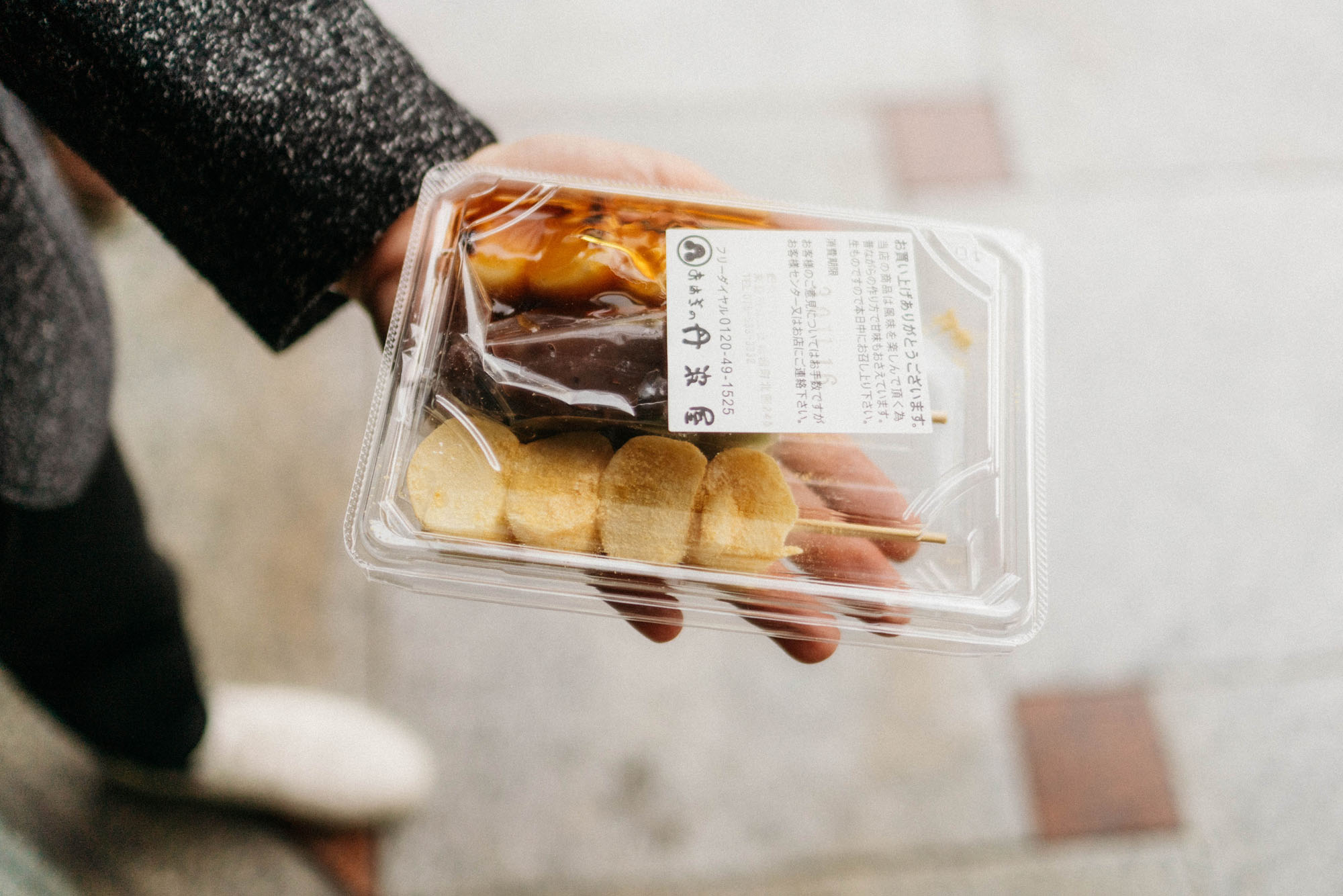 从街头供应商那里买了一盒米糕(Mochi)!