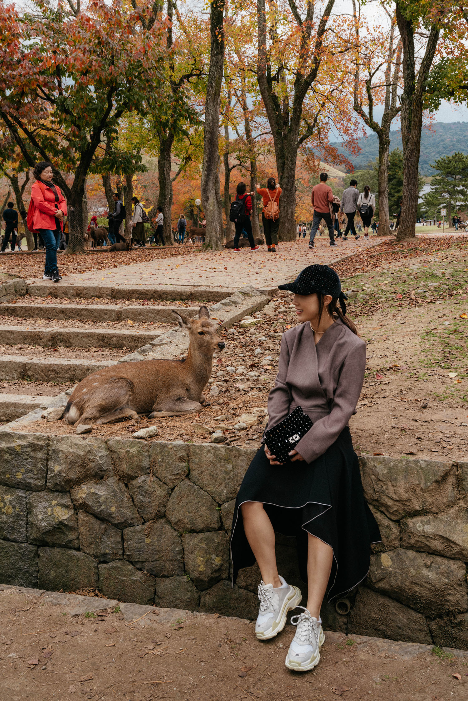 Lehho夹克,Proenza Schouler裙子,Balenciaga运动鞋,华伦天奴袋,Maison Michel Hat,Wwake项链和耳环