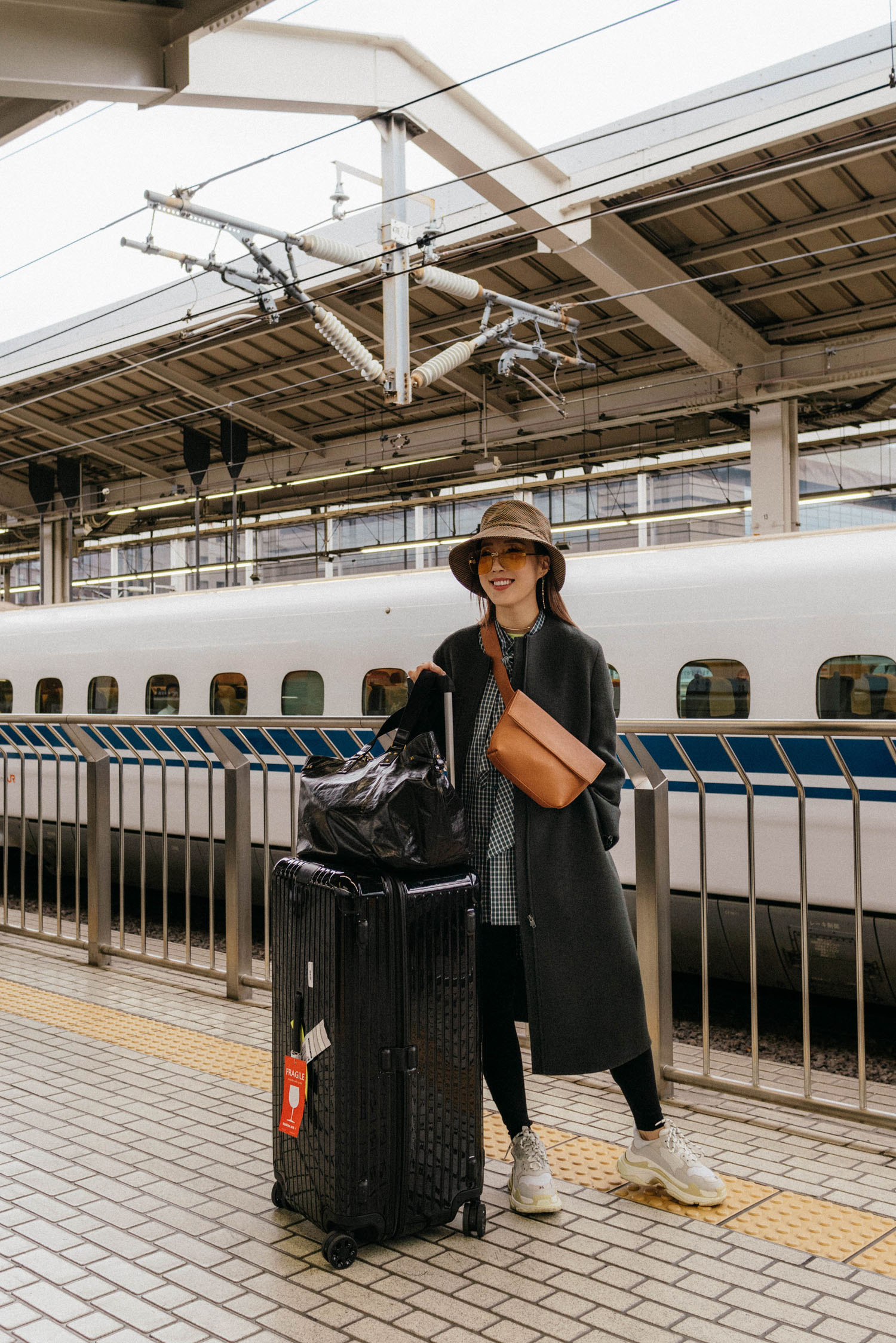 kuho外套,Balenciaga Top,Alexander Wang X Uniqlo Leggings,Balenciaga运动鞋,Yvonne Kone包,Eric Javits Hat,Isabel Marant Bag,Rimowa行李