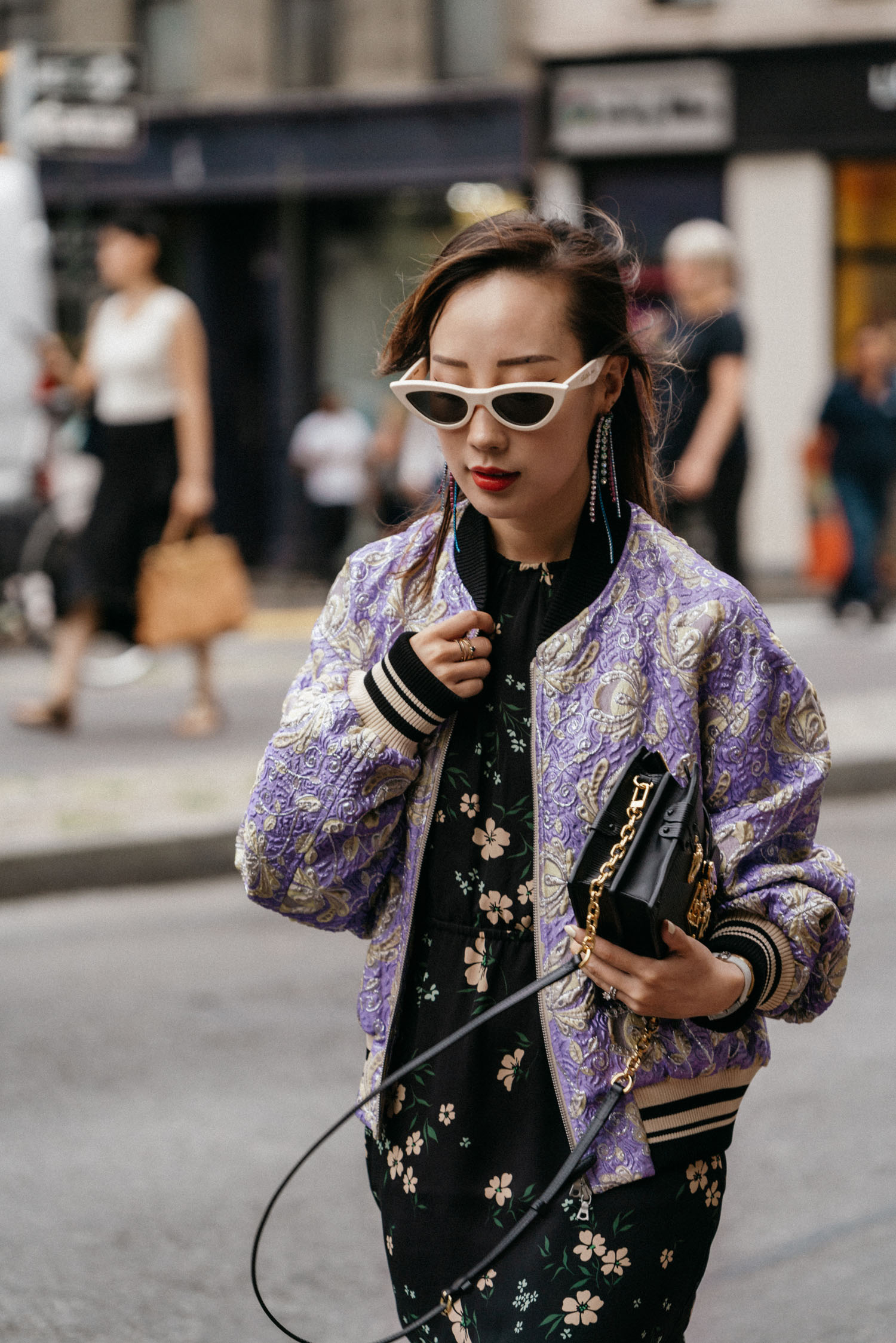 Dries Van Noten.夹克,aritzia连衣裙,Stuart Weitzman靴子,Louis Vuitton Bag,Céline太阳镜,区域耳环