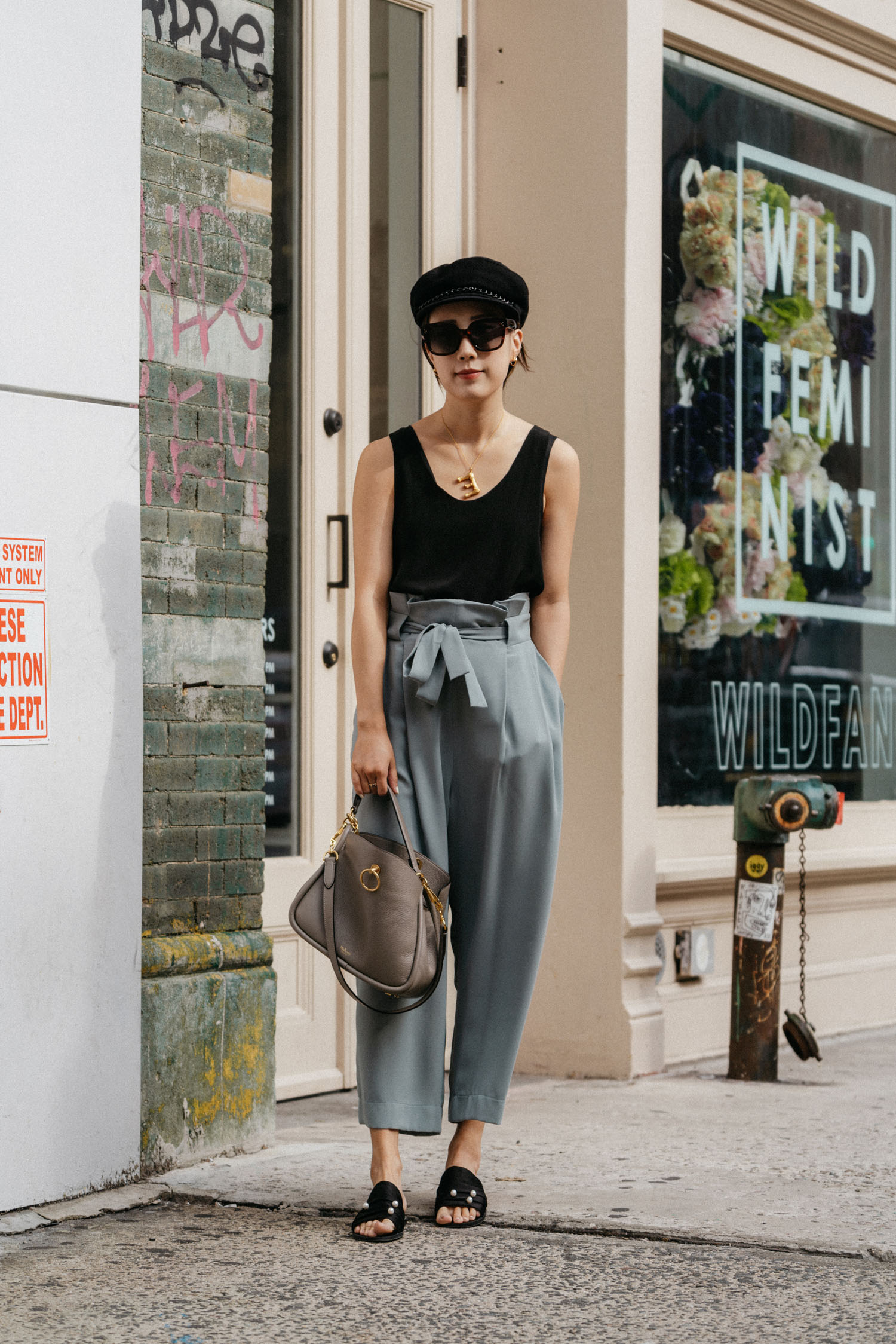 Chloé上衣,娇小的一室公寓,亲爱的Frances Sandals,Mulberry Bag,Eugenia Kim Hat,Céline太阳镜,Céline项链
