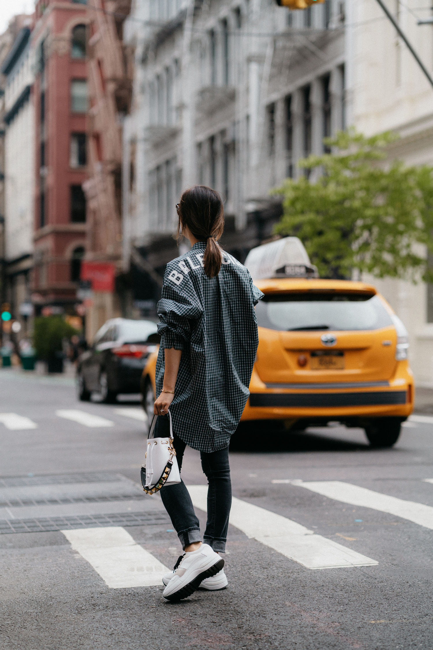 Balenciaga Top.,R13牛仔布,Céline运动鞋,Fendi包