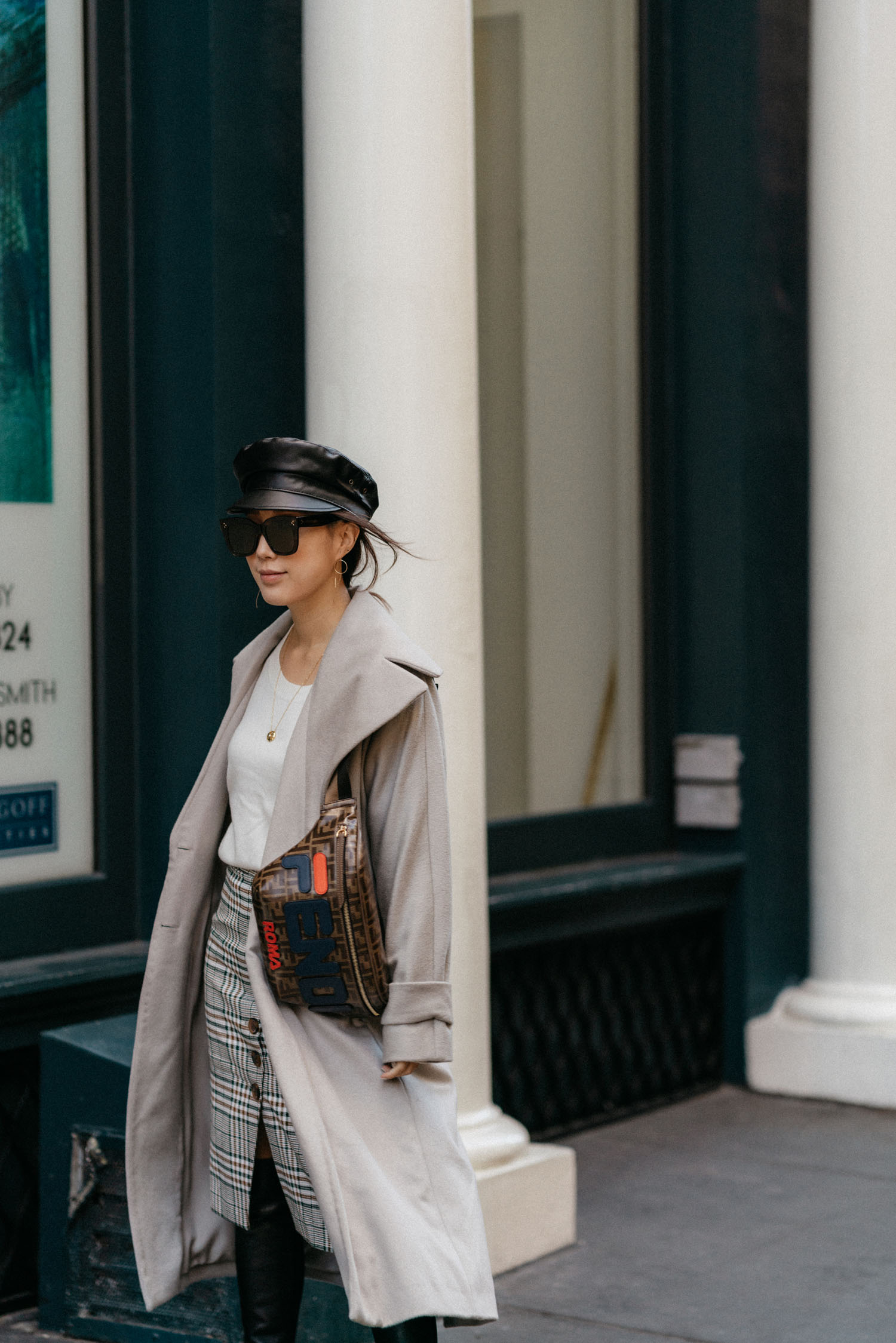 Michelle Waugh Coat.,Vince毛衣,娇小的工作室裙子,Fendi包