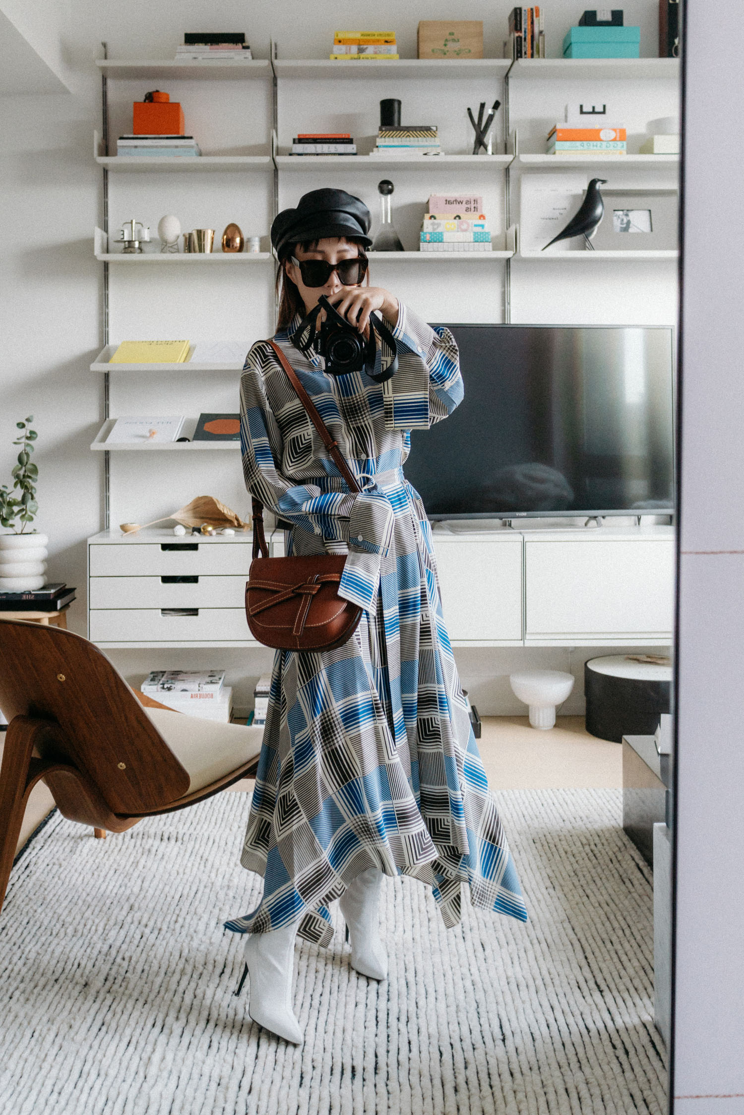 Joseph连衣裙,Barneys纽约靴,Loewe Bag,Eric Javits Hat,Céline太阳镜